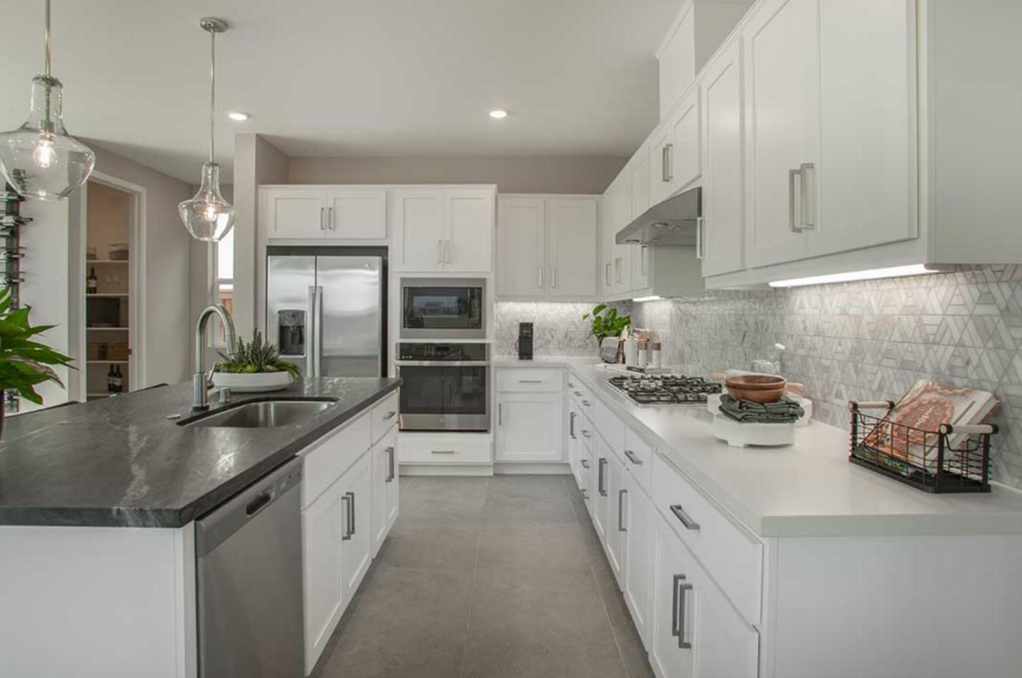 Detail Gallery Image 6 of 14 For 3032 Benetti St, Lathrop,  CA 95330 - 4 Beds | 3/1 Baths