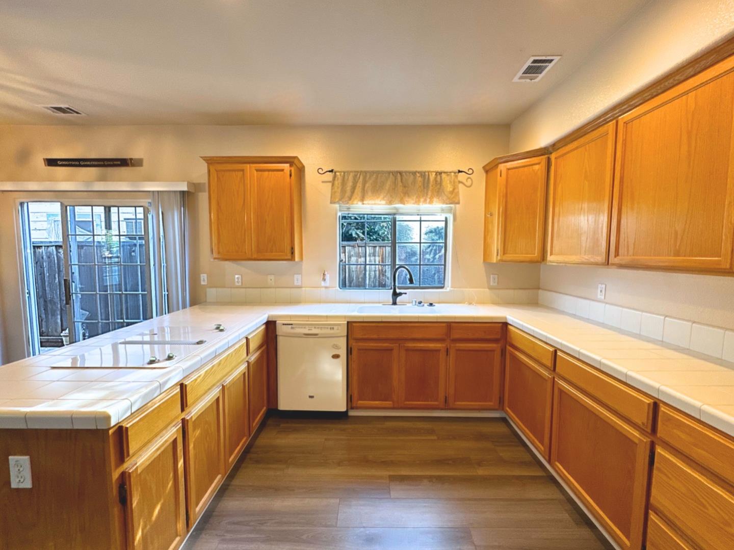 Detail Gallery Image 8 of 16 For 225 Spring Ave, Morgan Hill,  CA 95037 - 3 Beds | 3 Baths