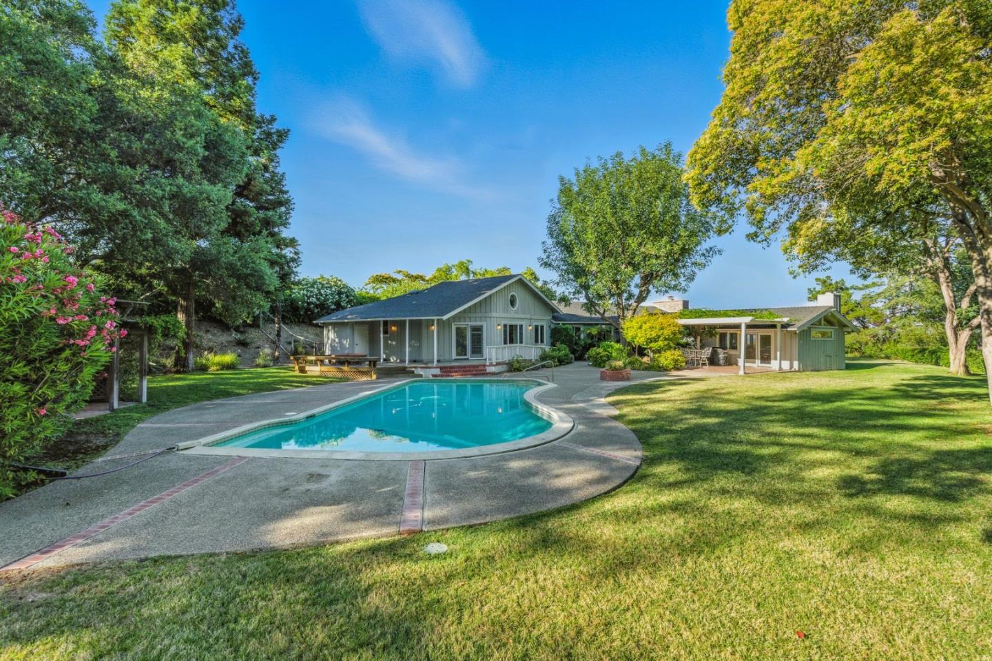 Detail Gallery Image 18 of 41 For 25850 Vinedo Ln, Los Altos Hills,  CA 94022 - 4 Beds | 3/1 Baths