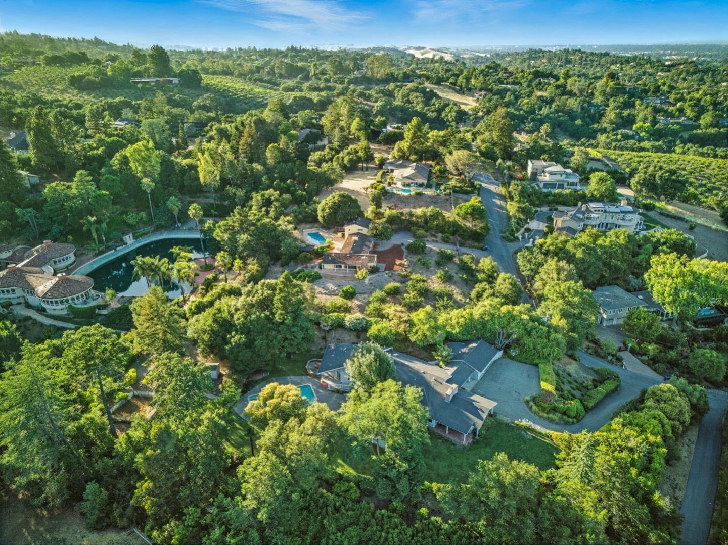 Detail Gallery Image 25 of 41 For 25850 Vinedo Ln, Los Altos Hills,  CA 94022 - 4 Beds | 3/1 Baths