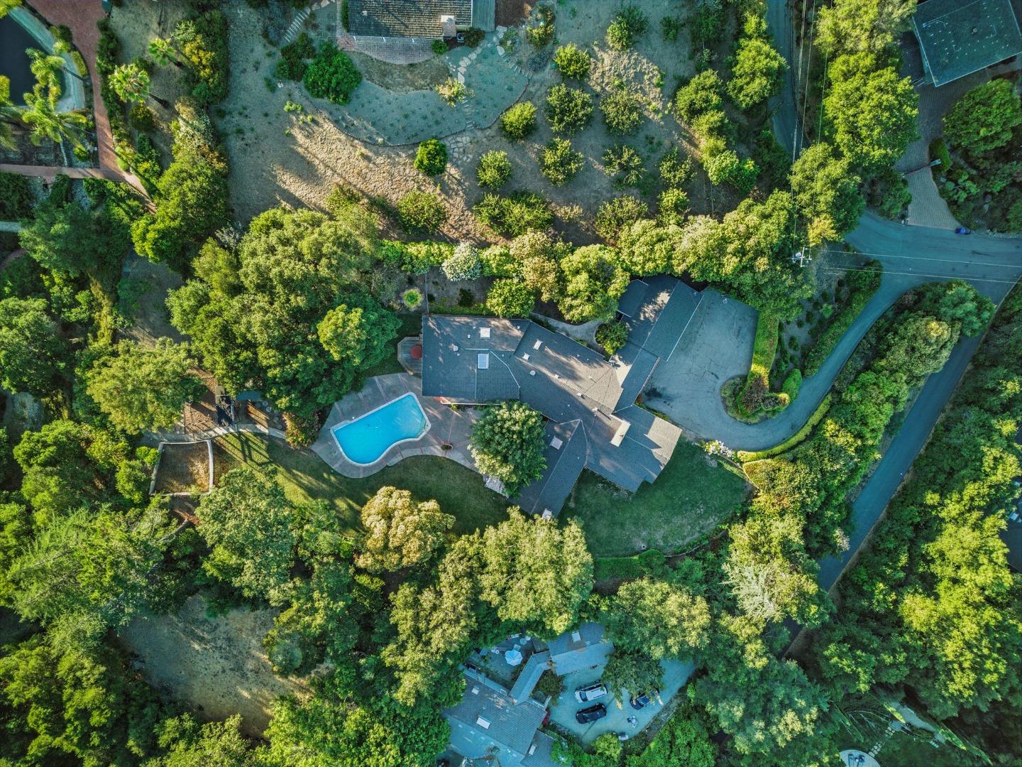Detail Gallery Image 28 of 41 For 25850 Vinedo Ln, Los Altos Hills,  CA 94022 - 4 Beds | 3/1 Baths
