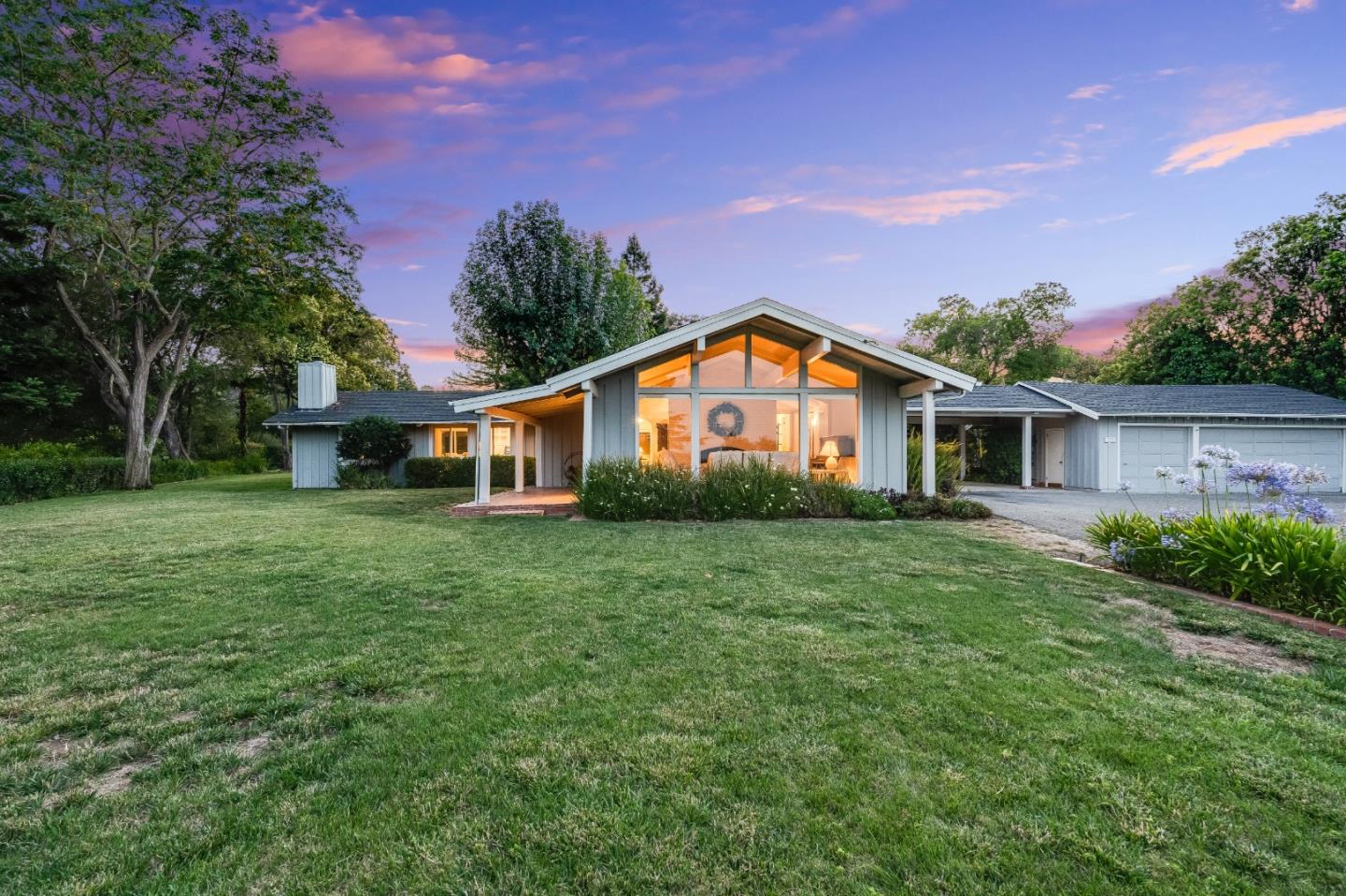 Detail Gallery Image 3 of 41 For 25850 Vinedo Ln, Los Altos Hills,  CA 94022 - 4 Beds | 3/1 Baths