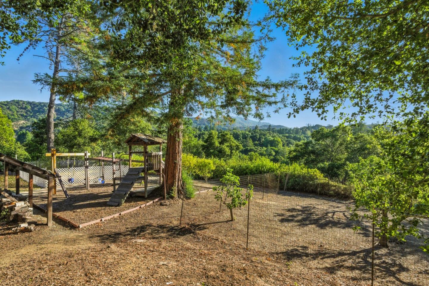 Detail Gallery Image 38 of 41 For 25850 Vinedo Ln, Los Altos Hills,  CA 94022 - 4 Beds | 3/1 Baths