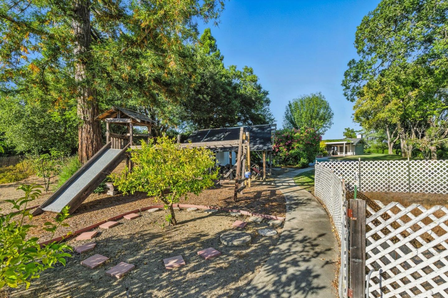 Detail Gallery Image 39 of 41 For 25850 Vinedo Ln, Los Altos Hills,  CA 94022 - 4 Beds | 3/1 Baths