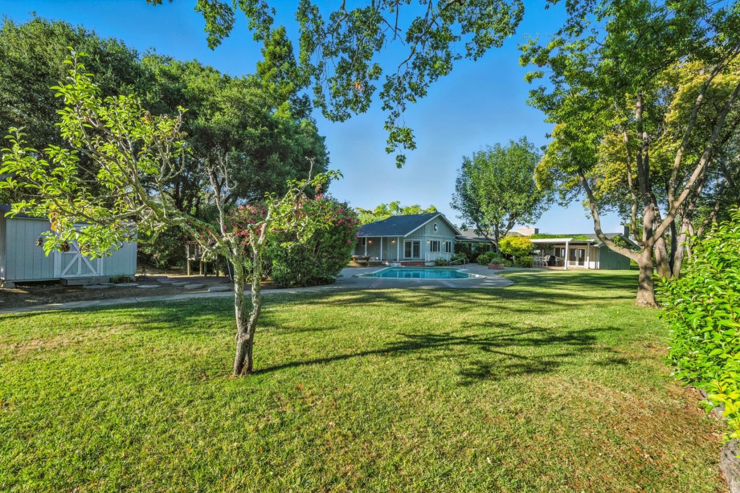 Detail Gallery Image 40 of 41 For 25850 Vinedo Ln, Los Altos Hills,  CA 94022 - 4 Beds | 3/1 Baths