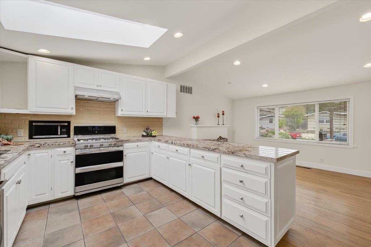Detail Gallery Image 10 of 32 For 2065 Hacienda St, Seaside,  CA 93955 - 4 Beds | 3 Baths