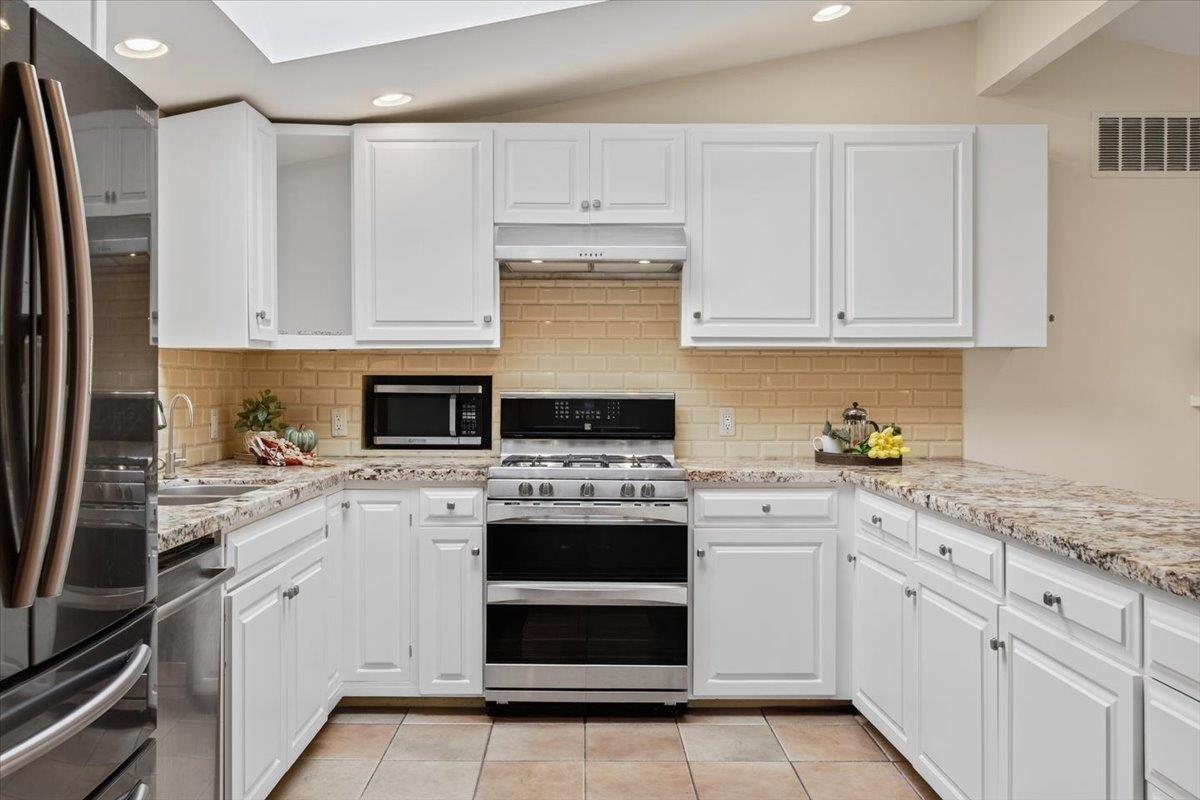 Detail Gallery Image 11 of 32 For 2065 Hacienda St, Seaside,  CA 93955 - 4 Beds | 3 Baths