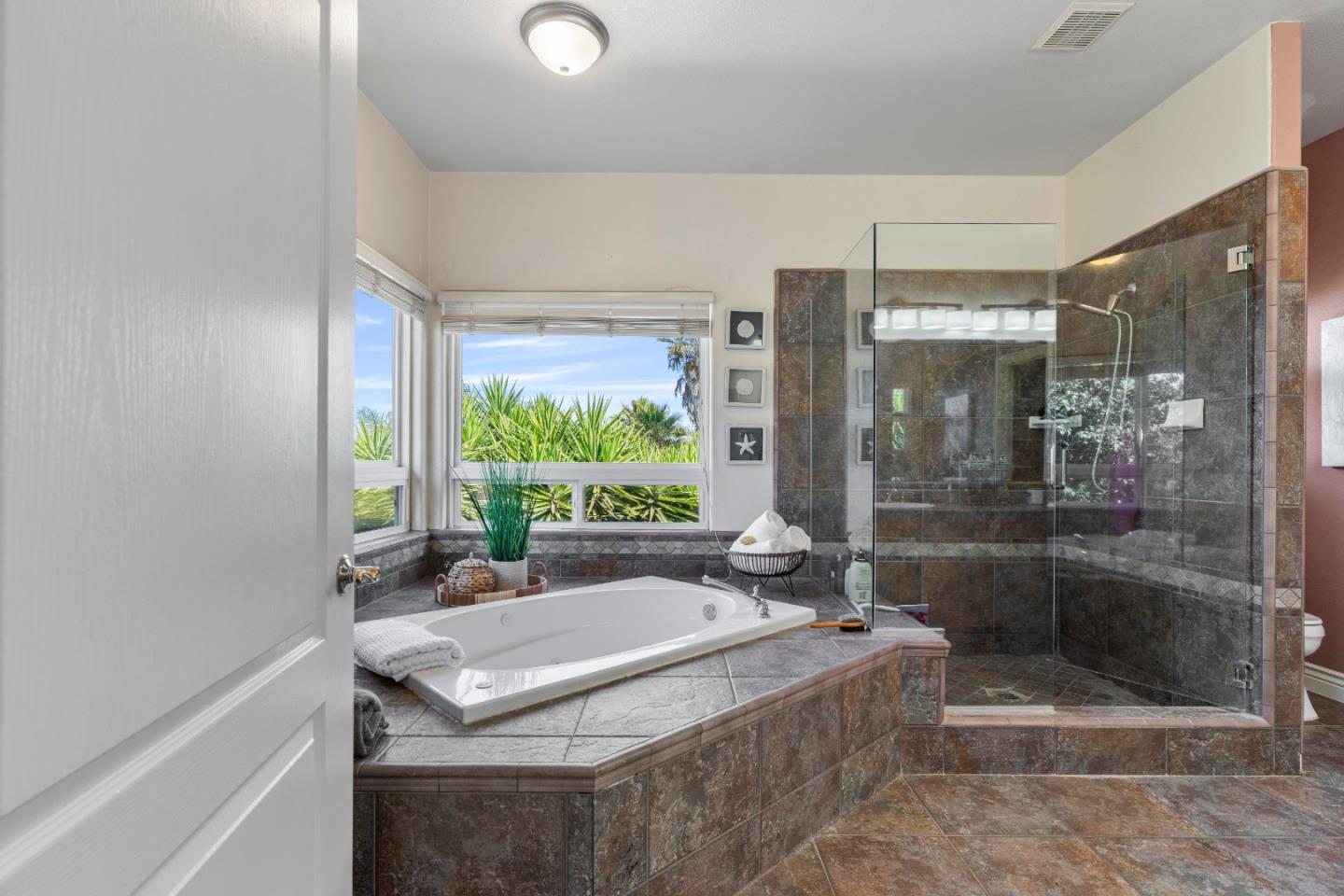 Detail Gallery Image 16 of 48 For 313 Taryn Ct, Hollister,  CA 95023 - 4 Beds | 3 Baths