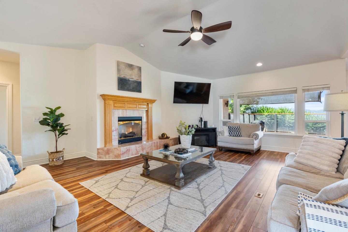 Detail Gallery Image 9 of 48 For 313 Taryn Ct, Hollister,  CA 95023 - 4 Beds | 3 Baths