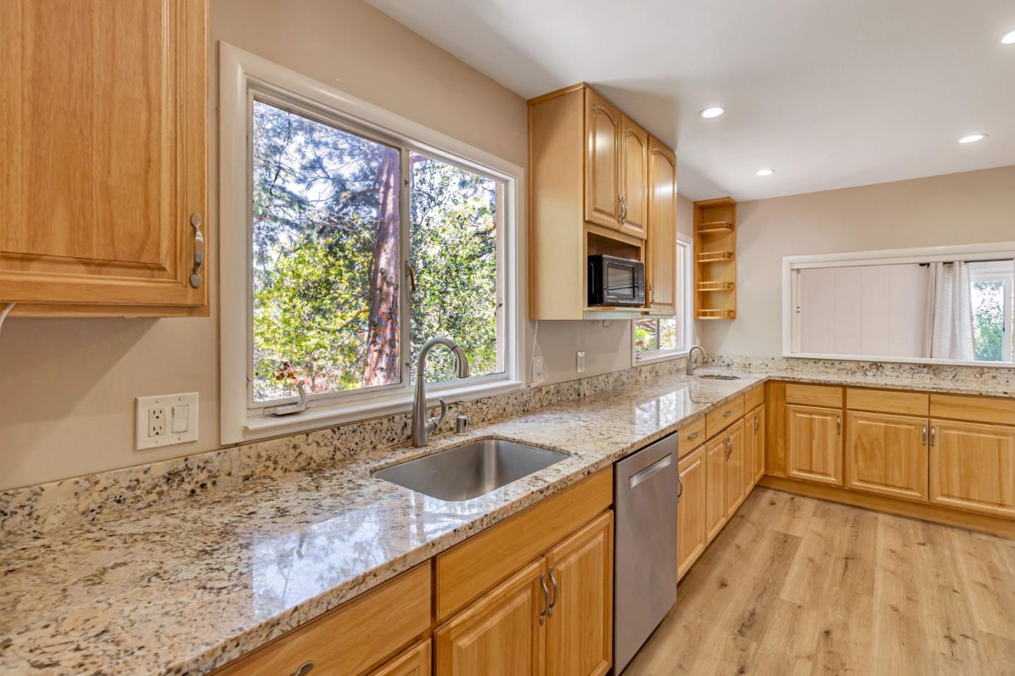 Detail Gallery Image 10 of 31 For 940 Black Mountain Rd, Hillsborough,  CA 94010 - 3 Beds | 2 Baths