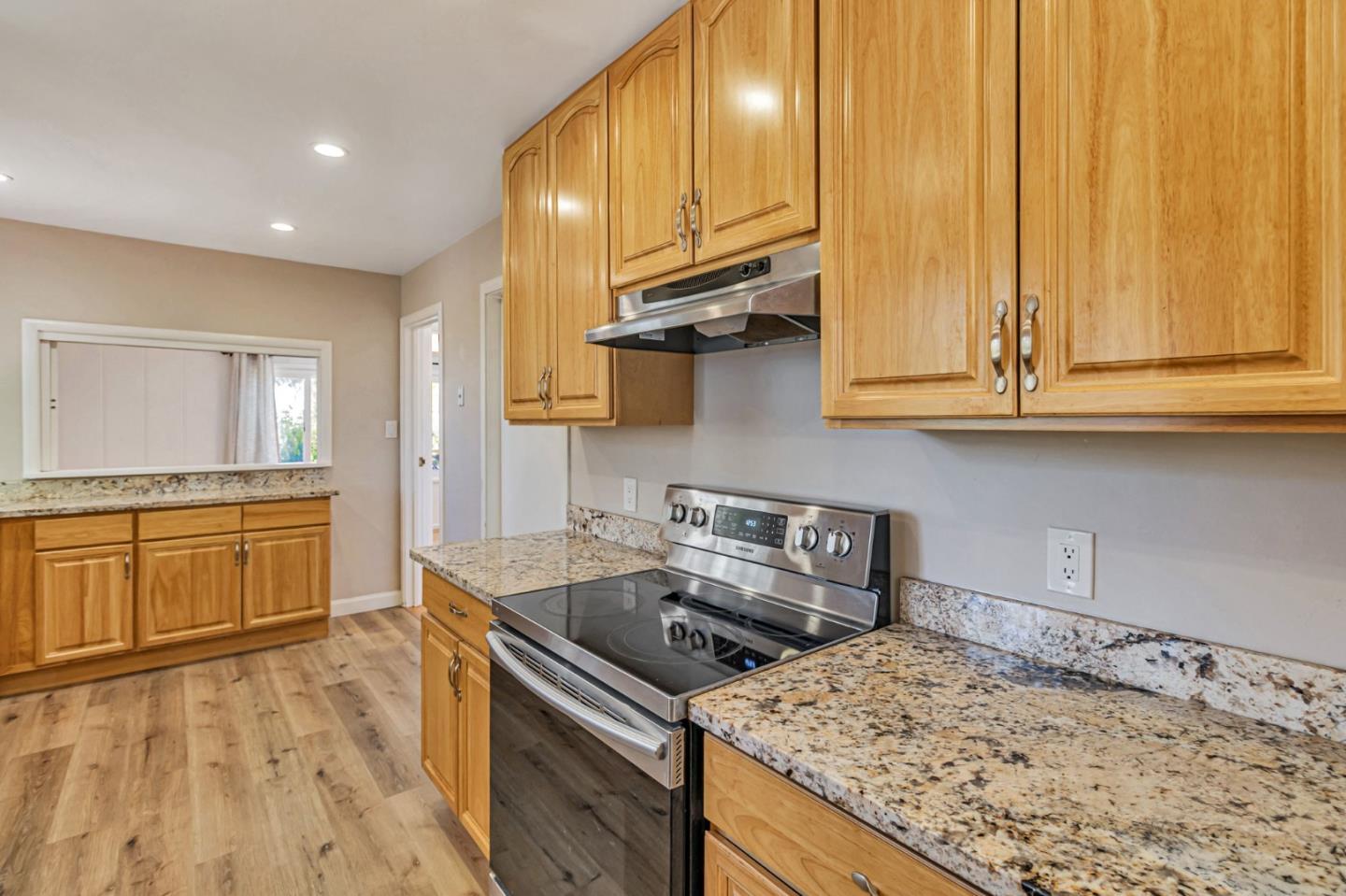 Detail Gallery Image 11 of 31 For 940 Black Mountain Rd, Hillsborough,  CA 94010 - 3 Beds | 2 Baths