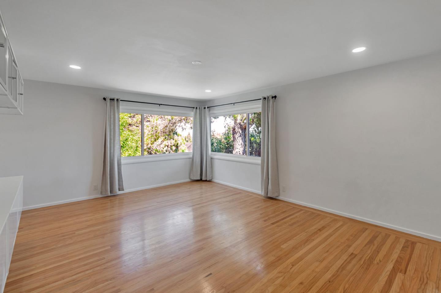 Detail Gallery Image 14 of 31 For 940 Black Mountain Rd, Hillsborough,  CA 94010 - 3 Beds | 2 Baths