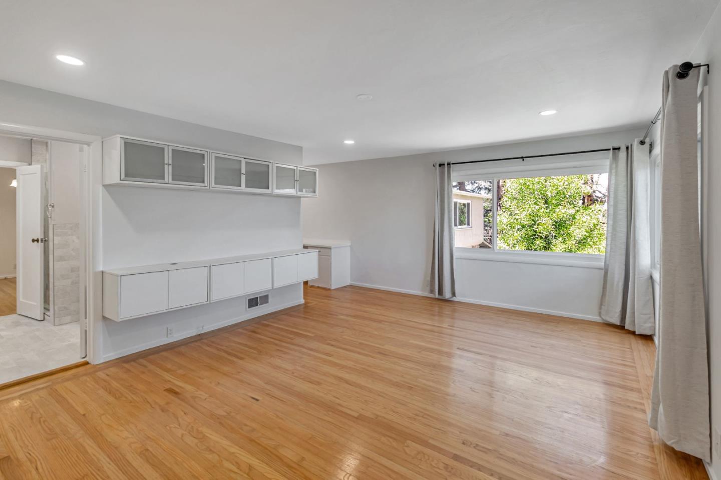 Detail Gallery Image 15 of 31 For 940 Black Mountain Rd, Hillsborough,  CA 94010 - 3 Beds | 2 Baths