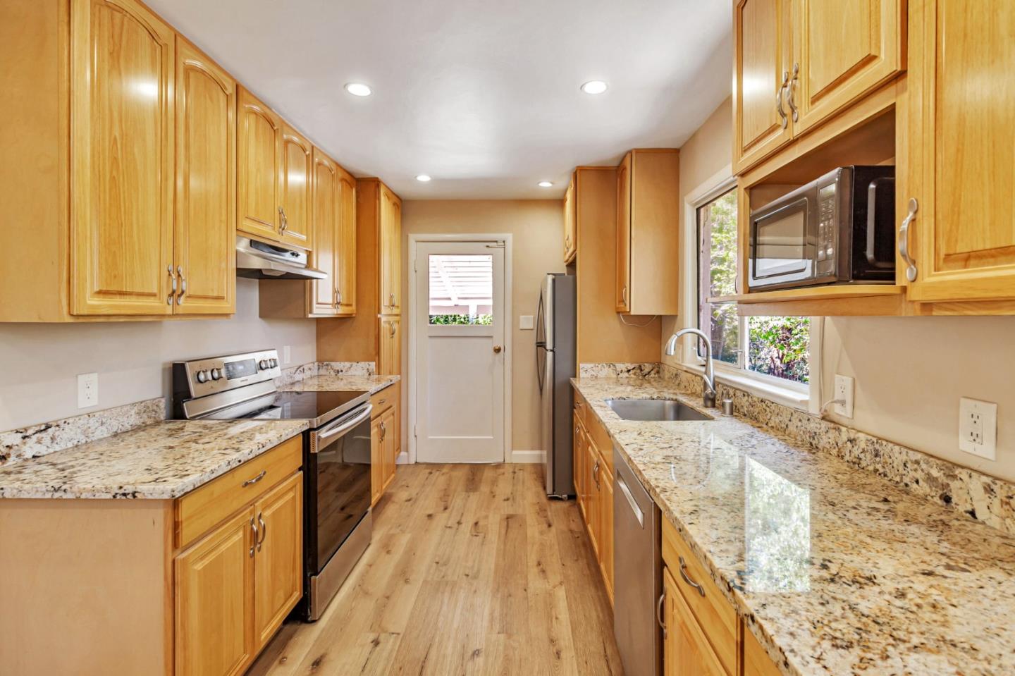 Detail Gallery Image 8 of 31 For 940 Black Mountain Rd, Hillsborough,  CA 94010 - 3 Beds | 2 Baths