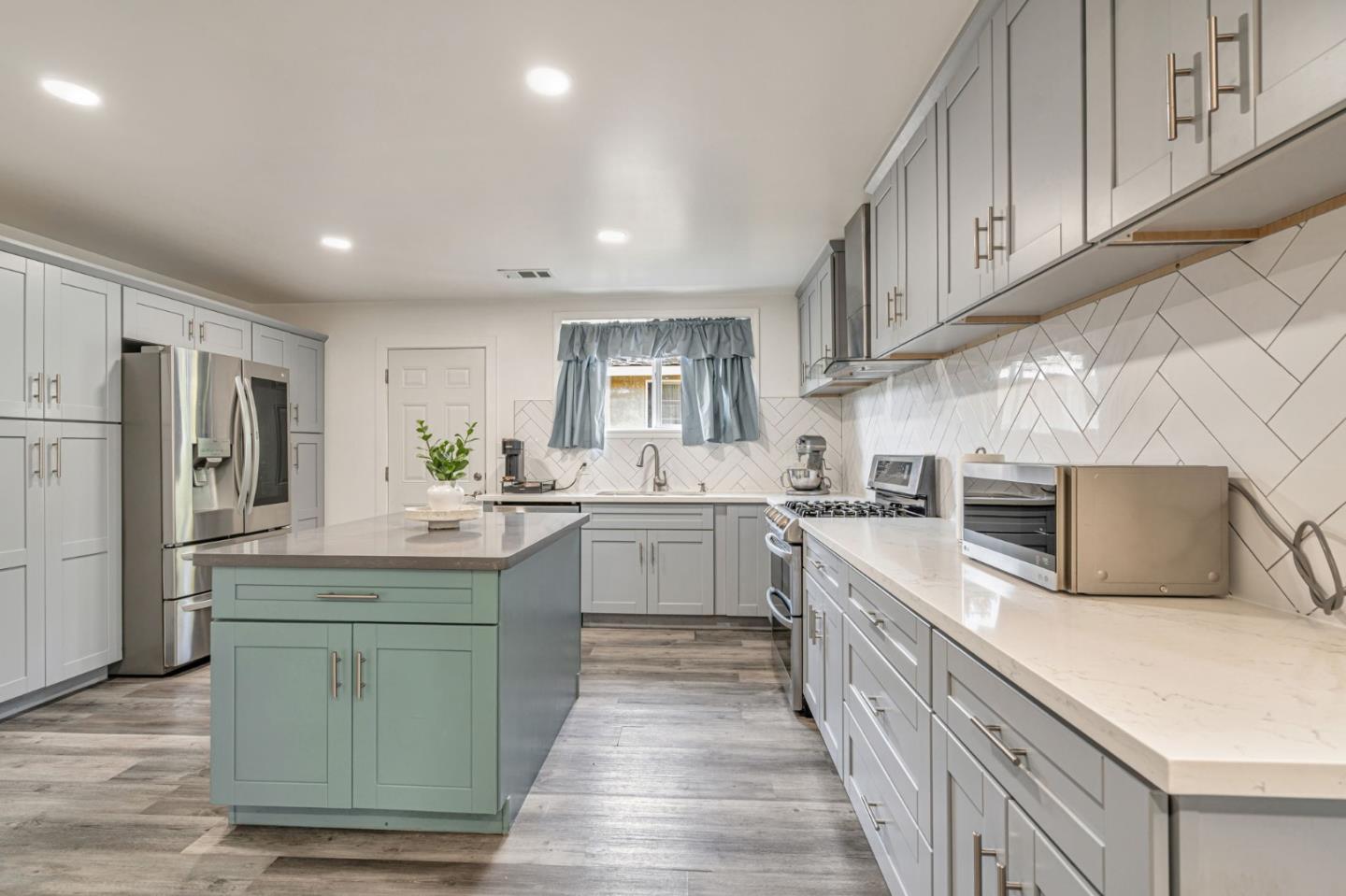 Detail Gallery Image 12 of 39 For 176 Garner Dr, Sunnyvale,  CA 94089 - 4 Beds | 3 Baths