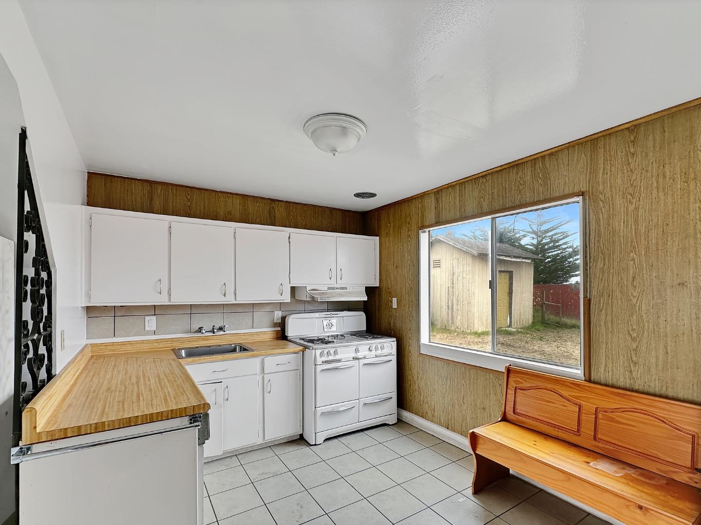 Detail Gallery Image 5 of 15 For 324 Glencourt Way, Pacifica,  CA 94044 - 4 Beds | 2 Baths