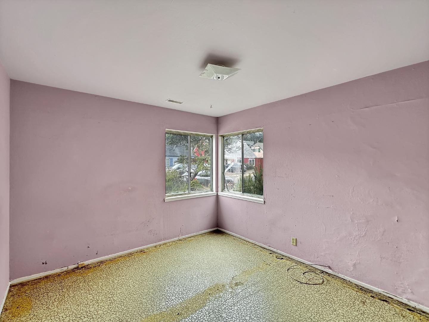 Detail Gallery Image 7 of 15 For 324 Glencourt Way, Pacifica,  CA 94044 - 4 Beds | 2 Baths