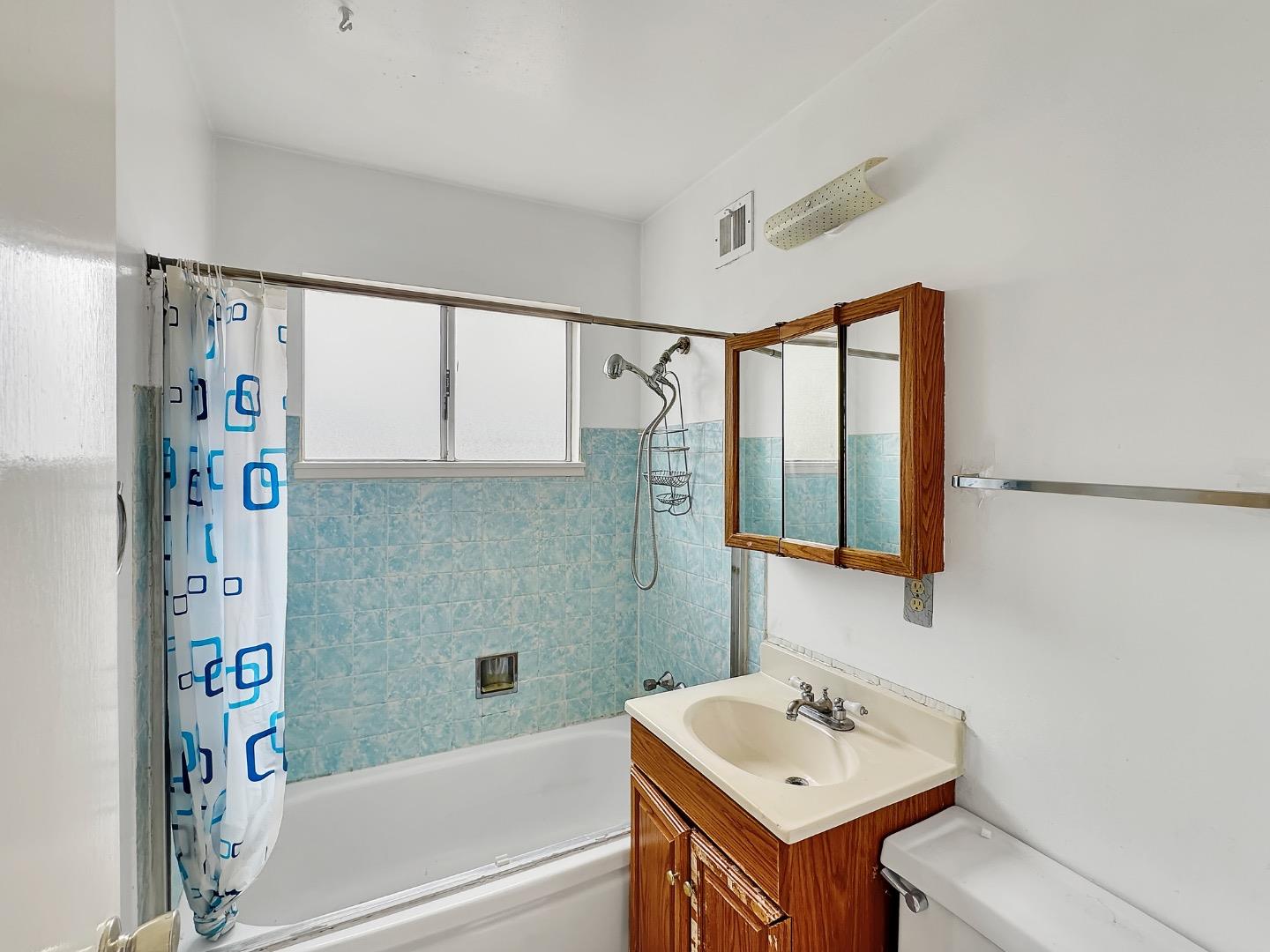 Detail Gallery Image 8 of 15 For 324 Glencourt Way, Pacifica,  CA 94044 - 4 Beds | 2 Baths