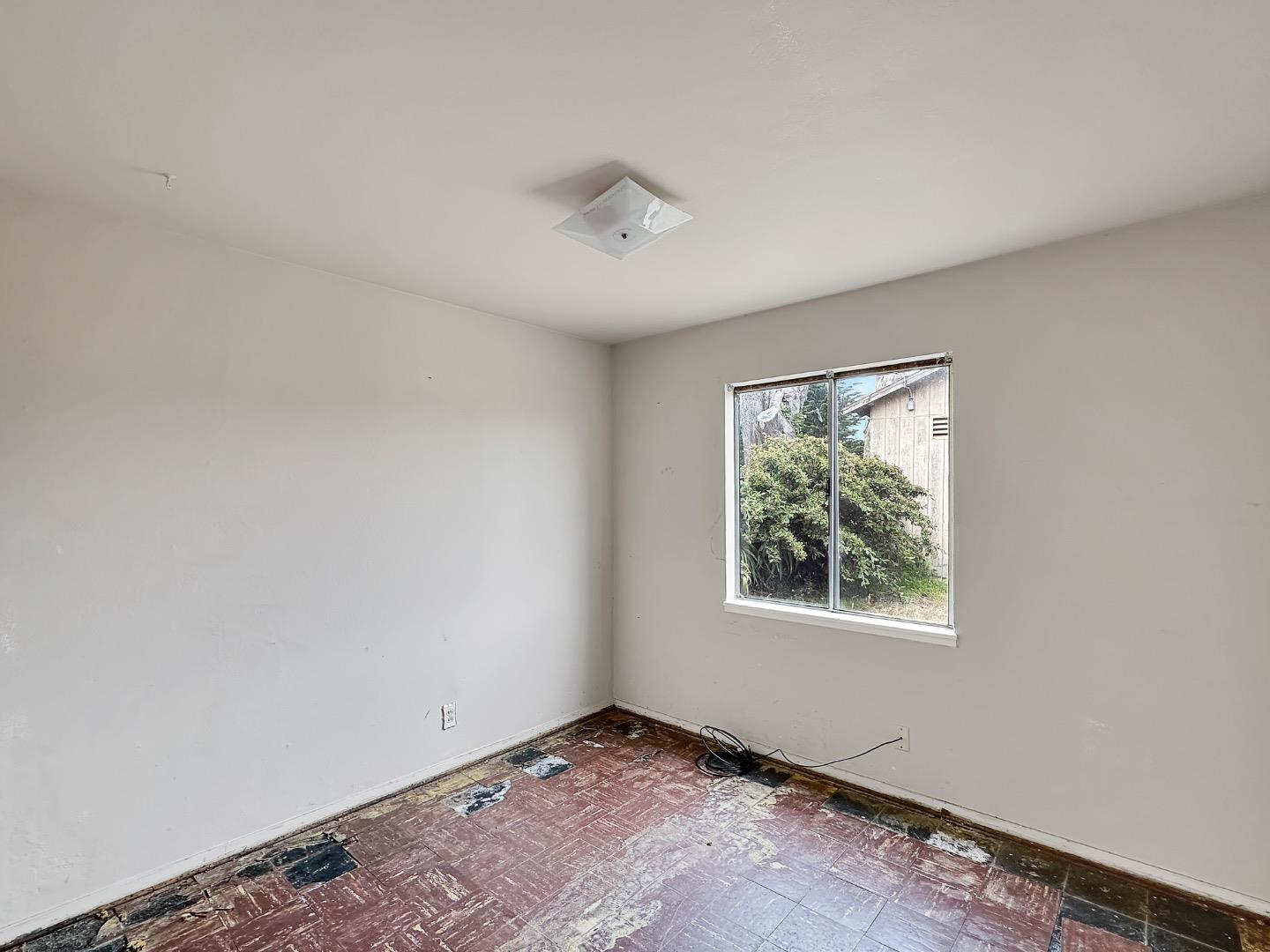 Detail Gallery Image 9 of 15 For 324 Glencourt Way, Pacifica,  CA 94044 - 4 Beds | 2 Baths