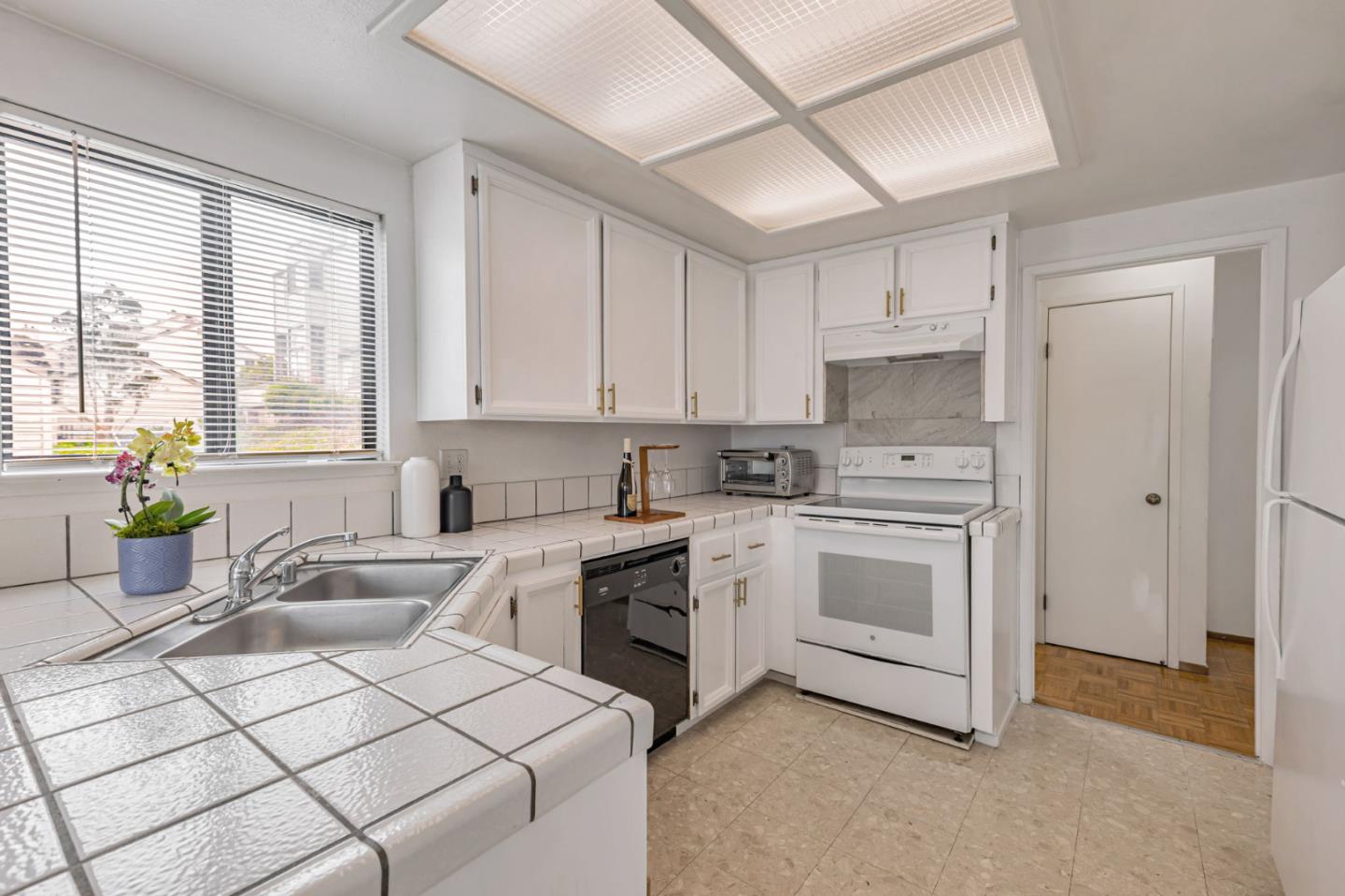 Detail Gallery Image 4 of 33 For 43 Appian Way #B,  South San Francisco,  CA 94080 - 2 Beds | 2/1 Baths
