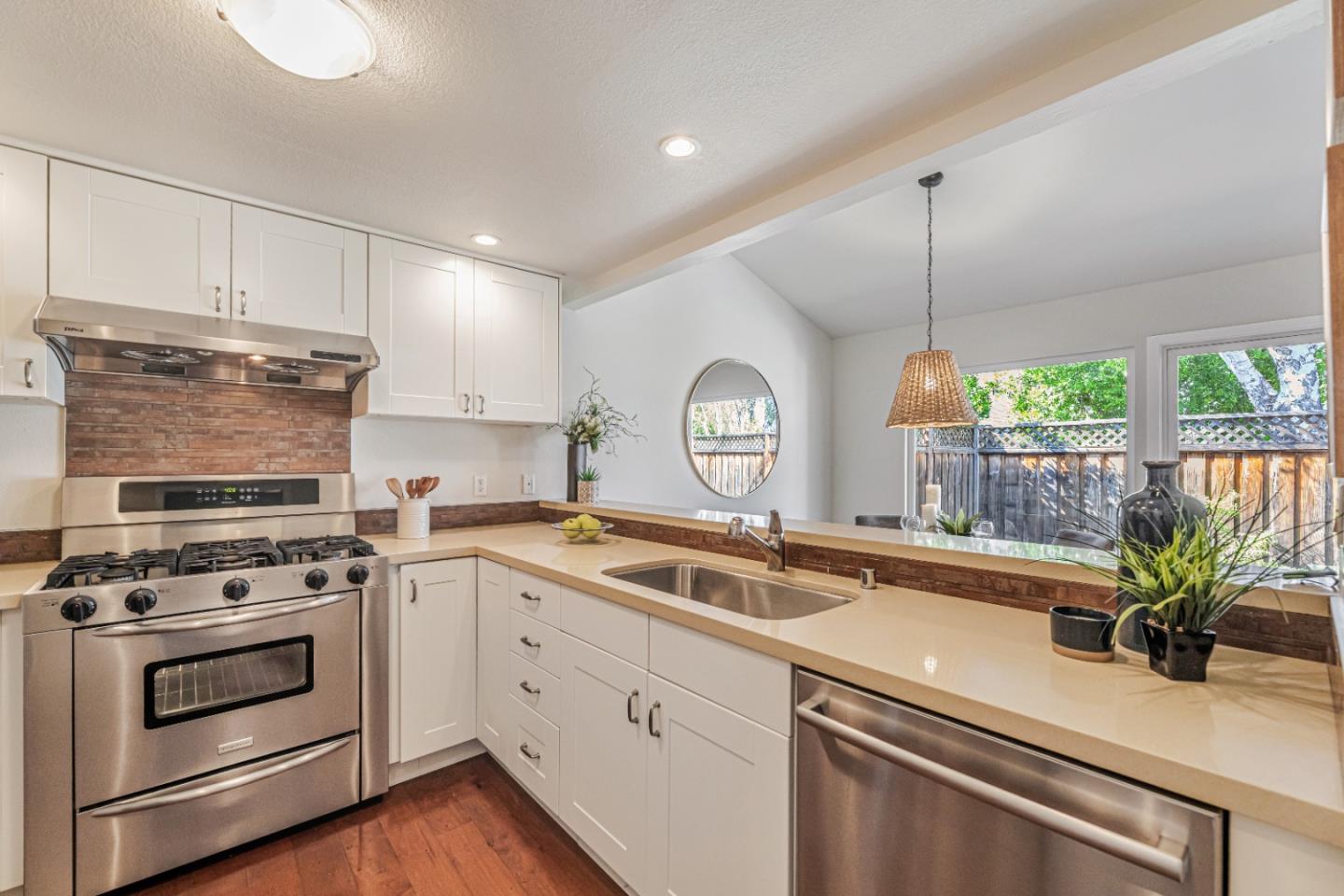 Detail Gallery Image 6 of 49 For 1415 Millich Ct, San Jose,  CA 95117 - 2 Beds | 2 Baths