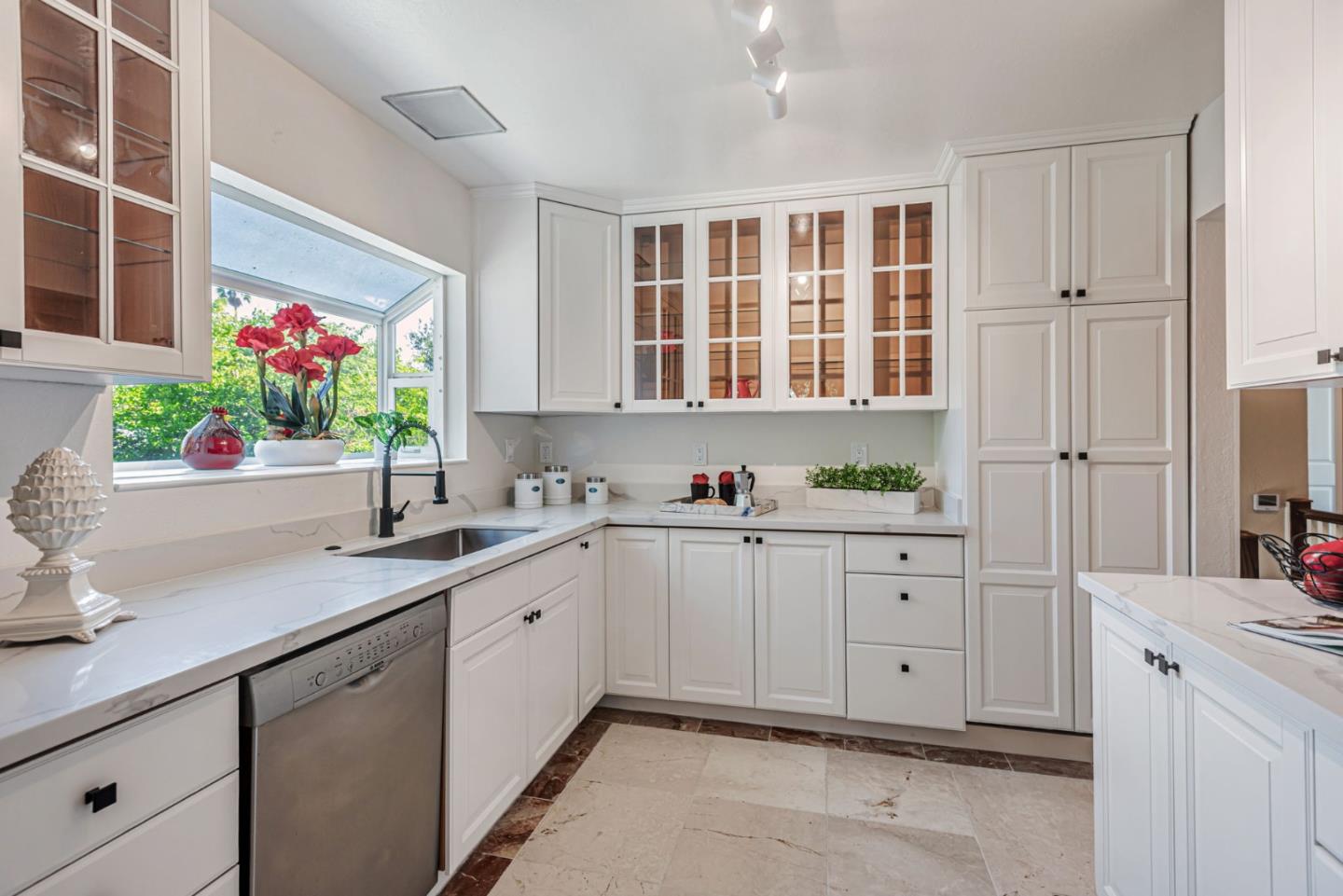 Detail Gallery Image 10 of 38 For 697 Glennan Dr, Redwood City,  CA 94061 - 3 Beds | 3 Baths