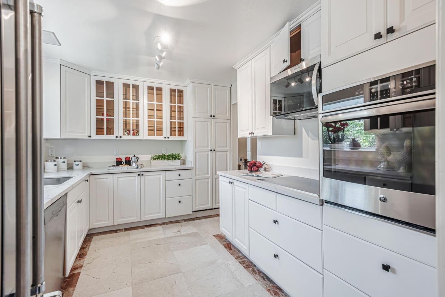 Detail Gallery Image 9 of 38 For 697 Glennan Dr, Redwood City,  CA 94061 - 3 Beds | 3 Baths