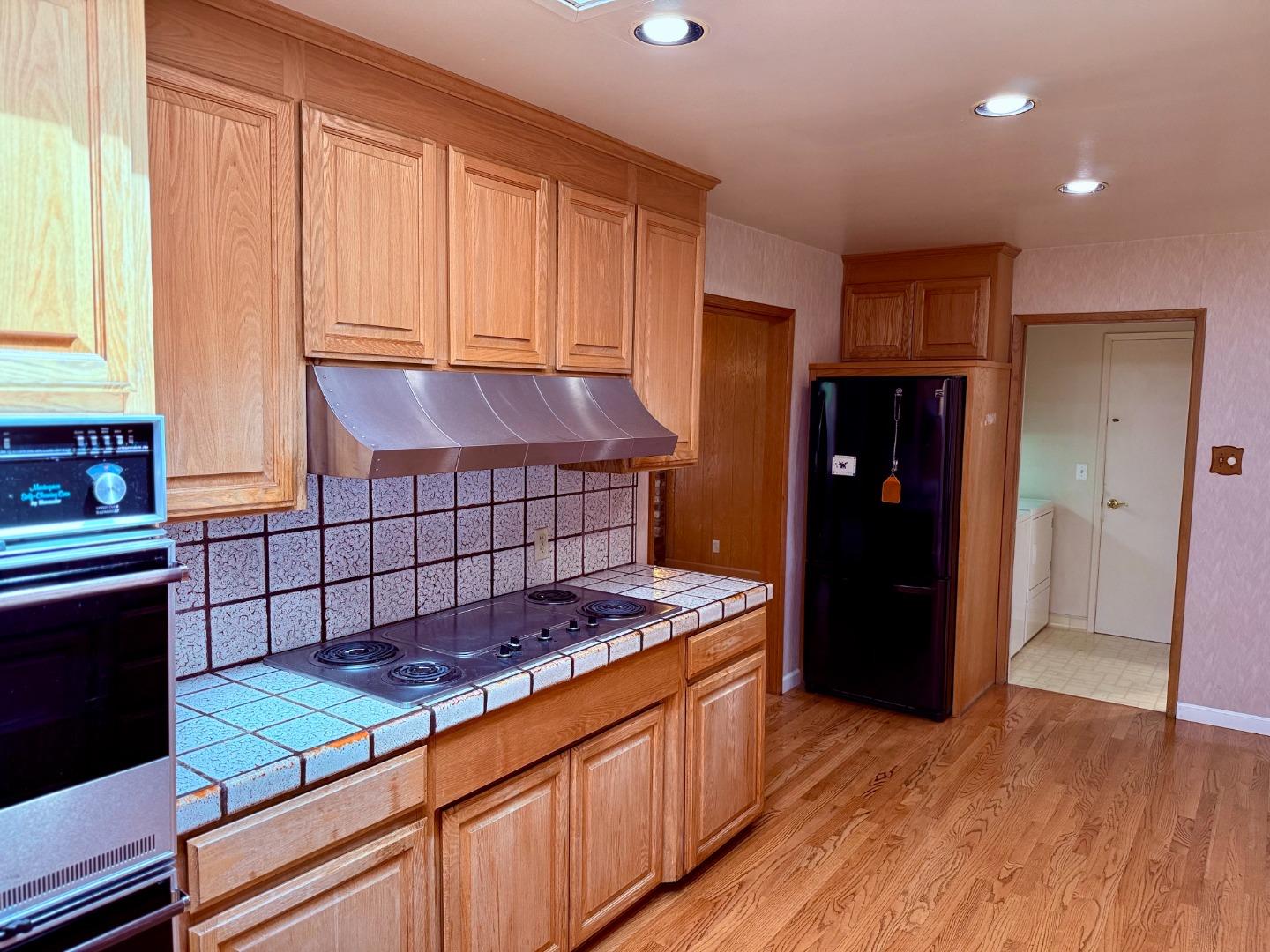 Detail Gallery Image 14 of 31 For 1389 Chelsea Dr, Los Altos,  CA 94024 - 4 Beds | 2/1 Baths