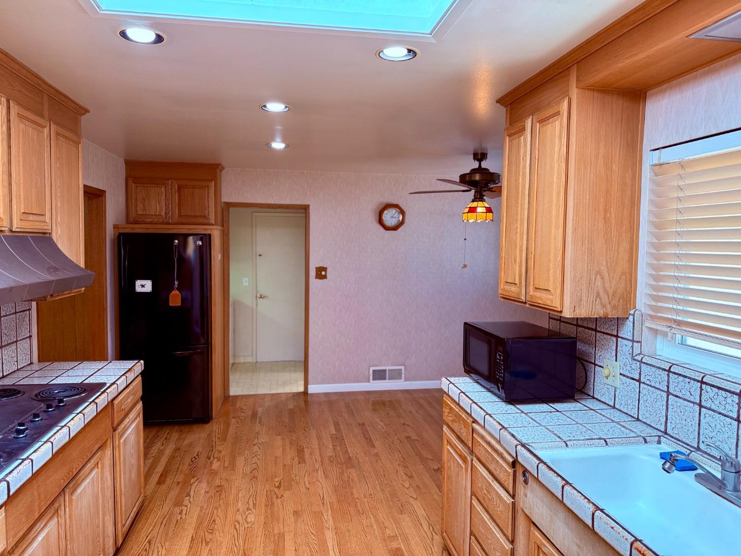 Detail Gallery Image 15 of 31 For 1389 Chelsea Dr, Los Altos,  CA 94024 - 4 Beds | 2/1 Baths