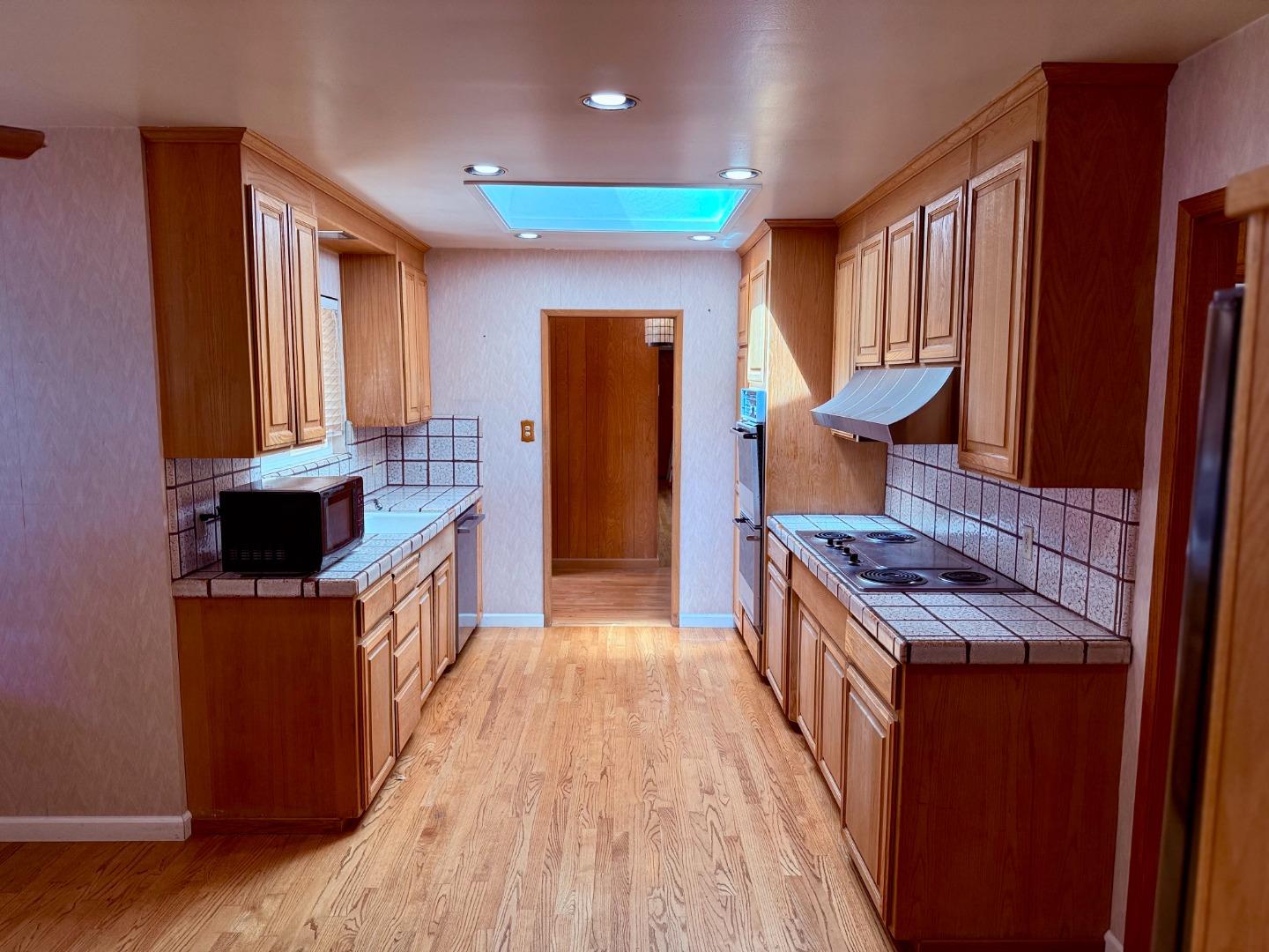 Detail Gallery Image 16 of 31 For 1389 Chelsea Dr, Los Altos,  CA 94024 - 4 Beds | 2/1 Baths