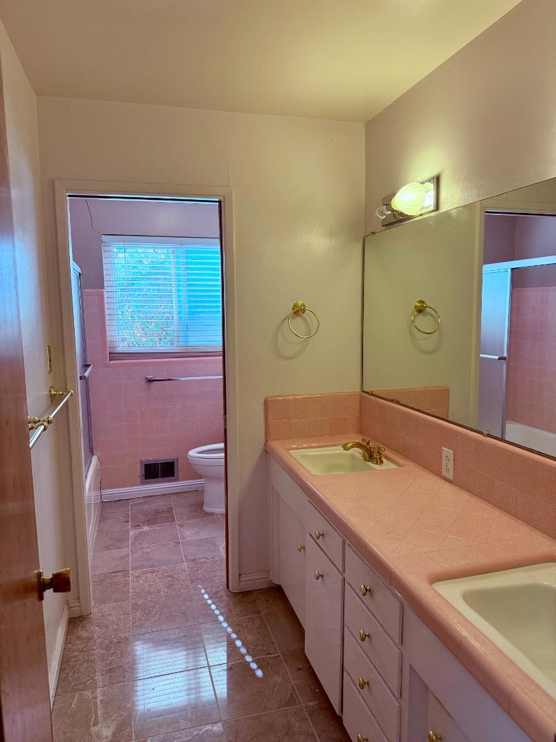 Detail Gallery Image 23 of 31 For 1389 Chelsea Dr, Los Altos,  CA 94024 - 4 Beds | 2/1 Baths