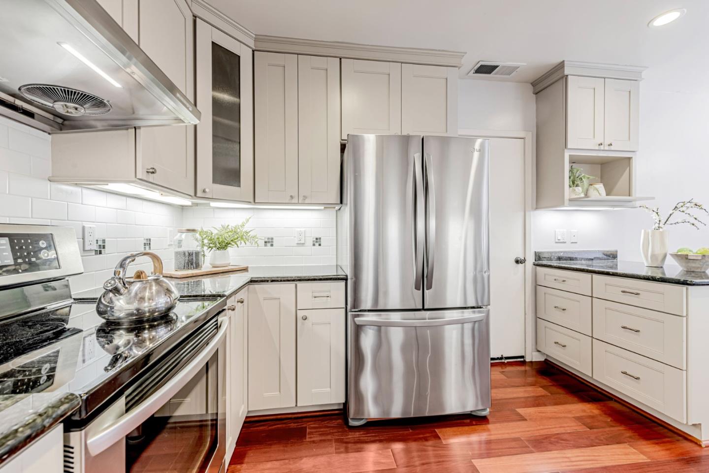 Detail Gallery Image 15 of 57 For 907 Cowper St, Palo Alto,  CA 94301 - 3 Beds | 2/1 Baths