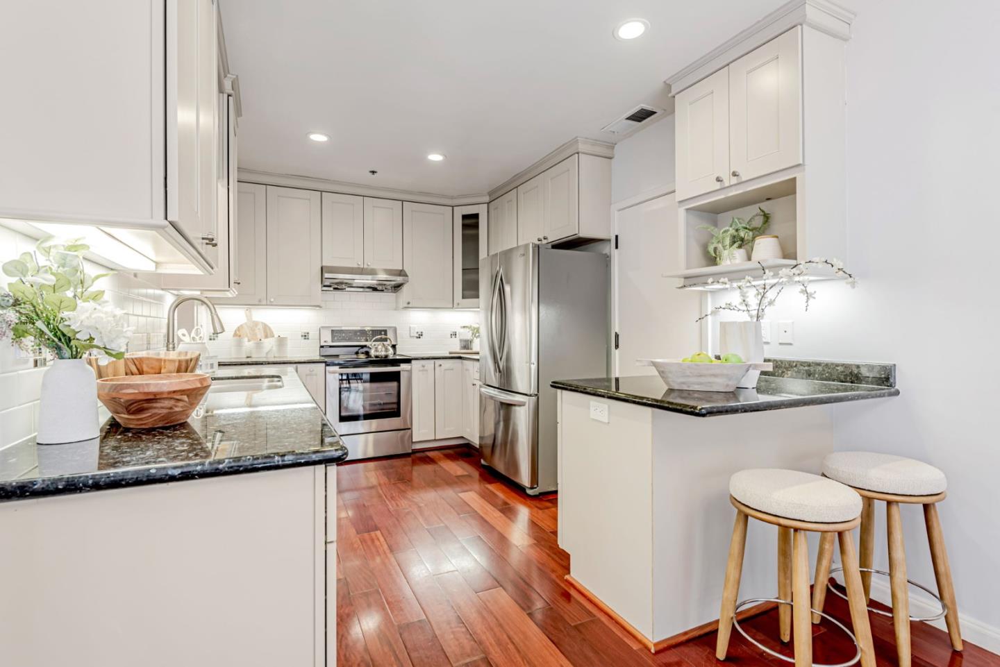 Detail Gallery Image 7 of 57 For 907 Cowper St, Palo Alto,  CA 94301 - 3 Beds | 2/1 Baths