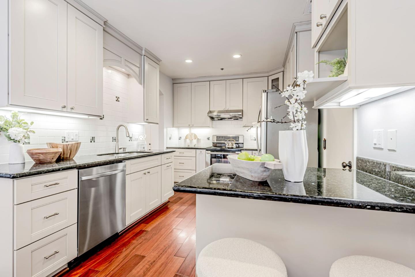 Detail Gallery Image 8 of 57 For 907 Cowper St, Palo Alto,  CA 94301 - 3 Beds | 2/1 Baths