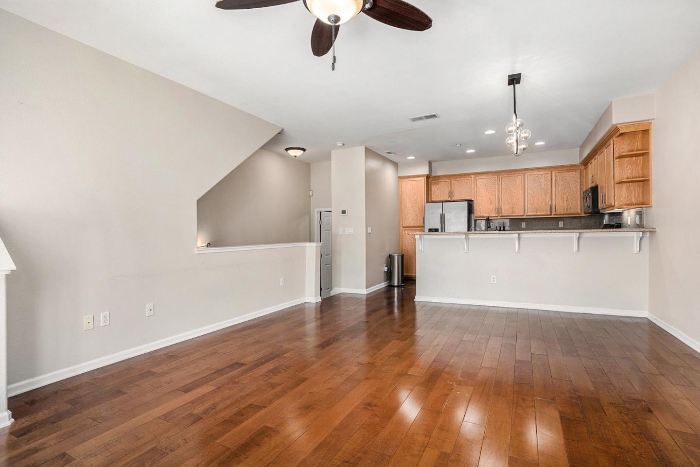 Detail Gallery Image 4 of 15 For 4203 Clarinbridge Cir, Dublin,  CA 94568 - 1 Beds | 1/1 Baths
