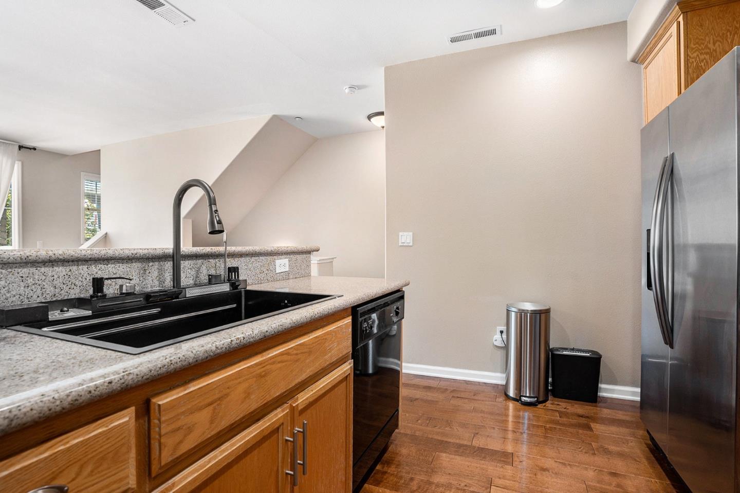 Detail Gallery Image 5 of 15 For 4203 Clarinbridge Cir, Dublin,  CA 94568 - 1 Beds | 1/1 Baths