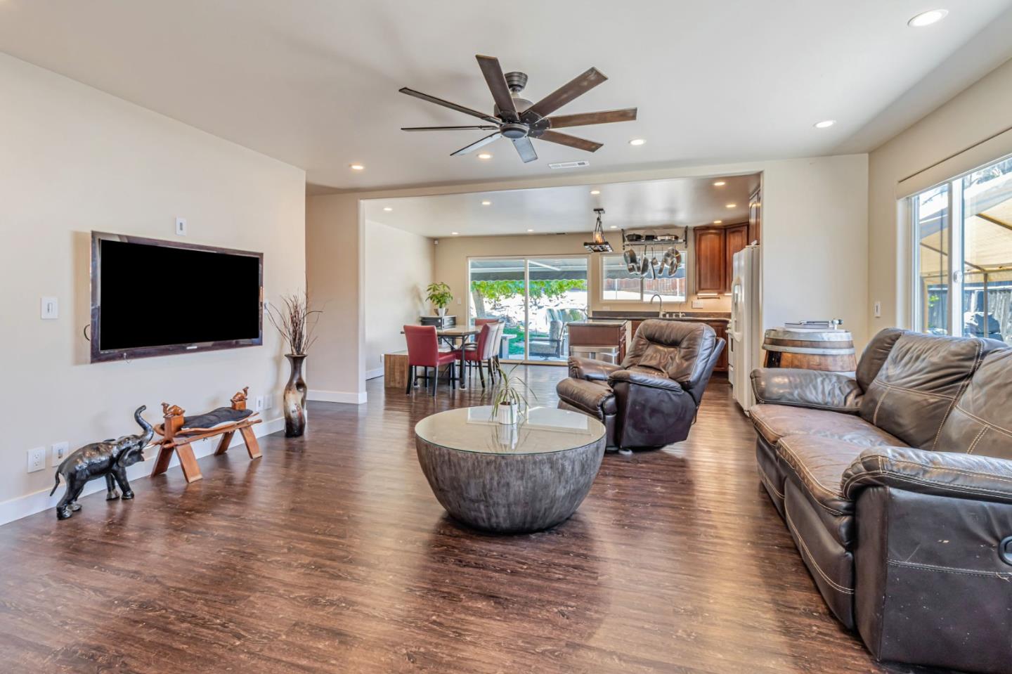 Detail Gallery Image 3 of 29 For 321 Vineyard Dr, San Jose,  CA 95119 - 3 Beds | 2 Baths