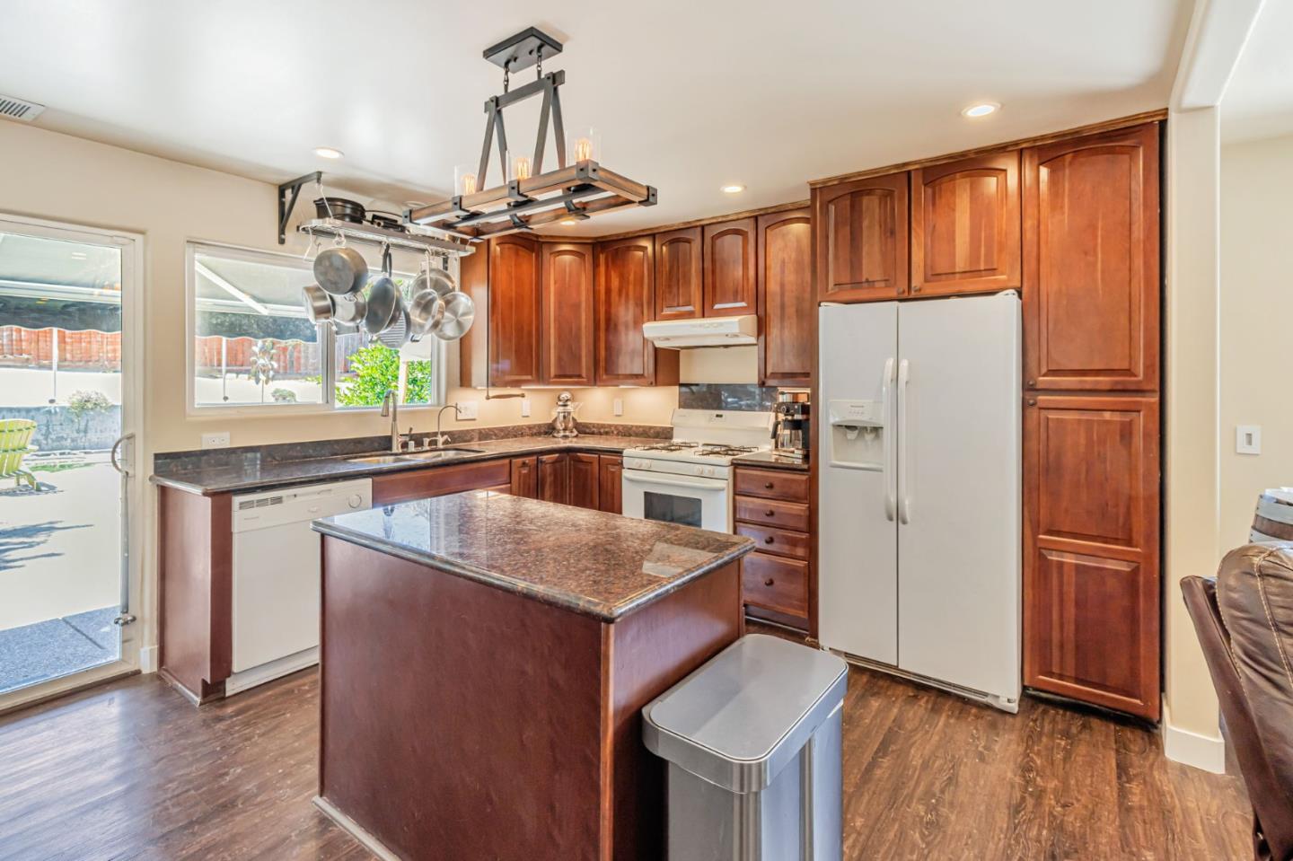 Detail Gallery Image 6 of 29 For 321 Vineyard Dr, San Jose,  CA 95119 - 3 Beds | 2 Baths