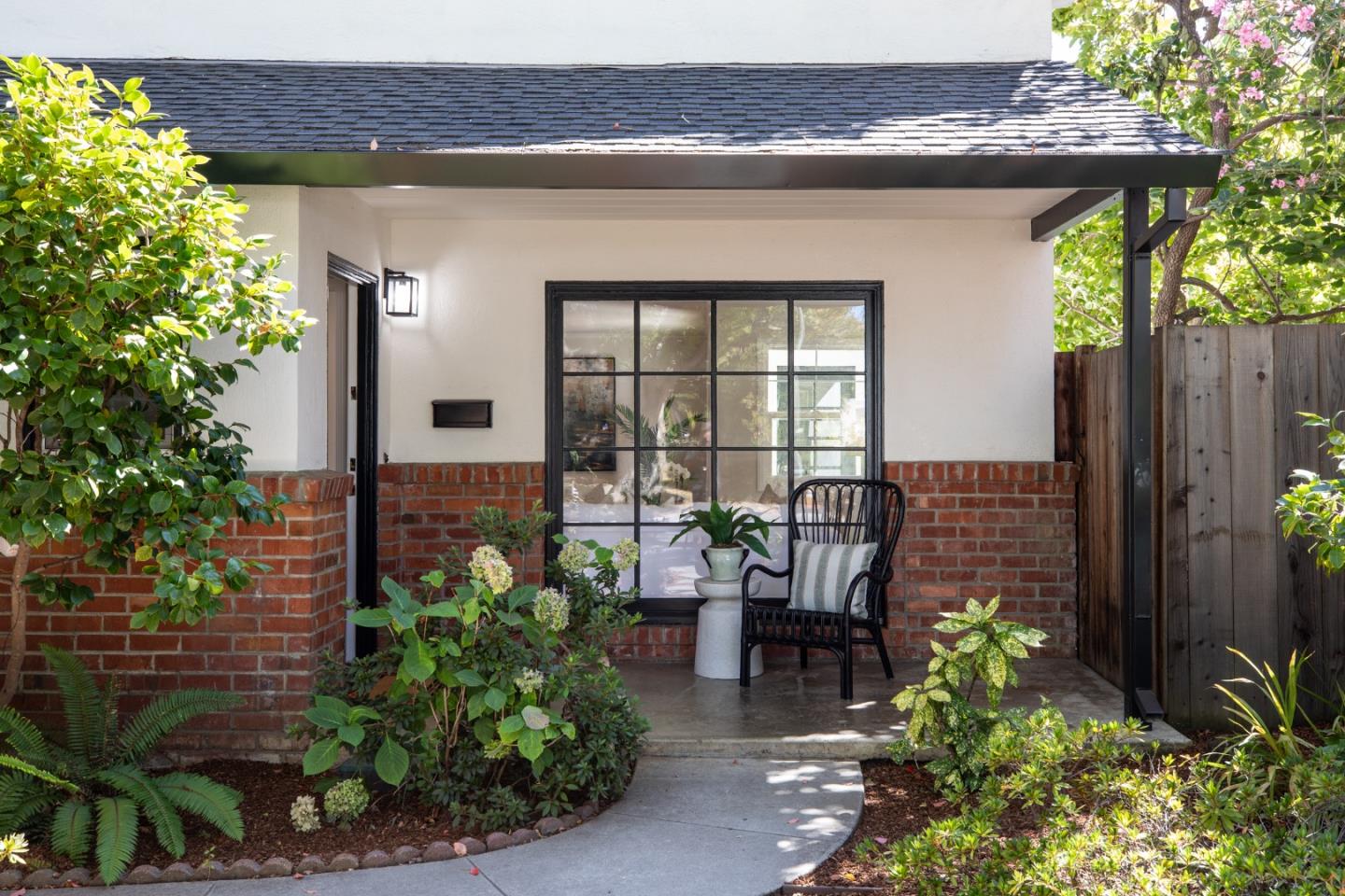 Detail Gallery Image 2 of 30 For 1494 Kings Ln, Palo Alto,  CA 94303 - 5 Beds | 3 Baths
