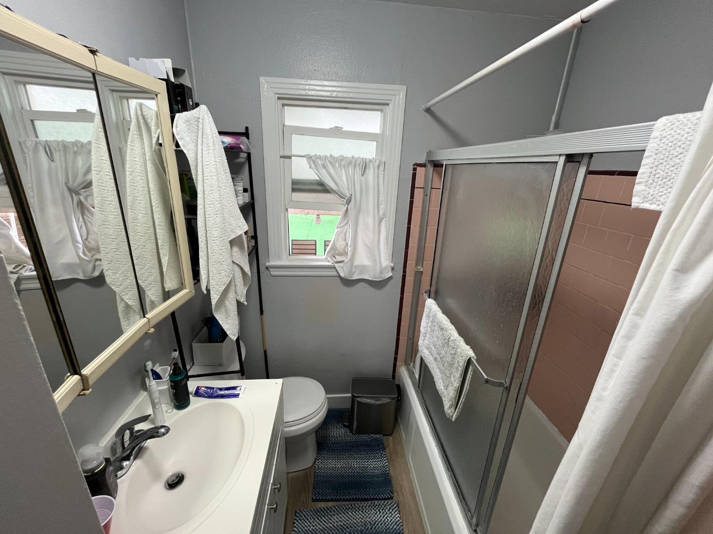 Detail Gallery Image 6 of 8 For 1168 Saratoga Ave, East Palo Alto,  CA 94303 - 2 Beds | 1 Baths
