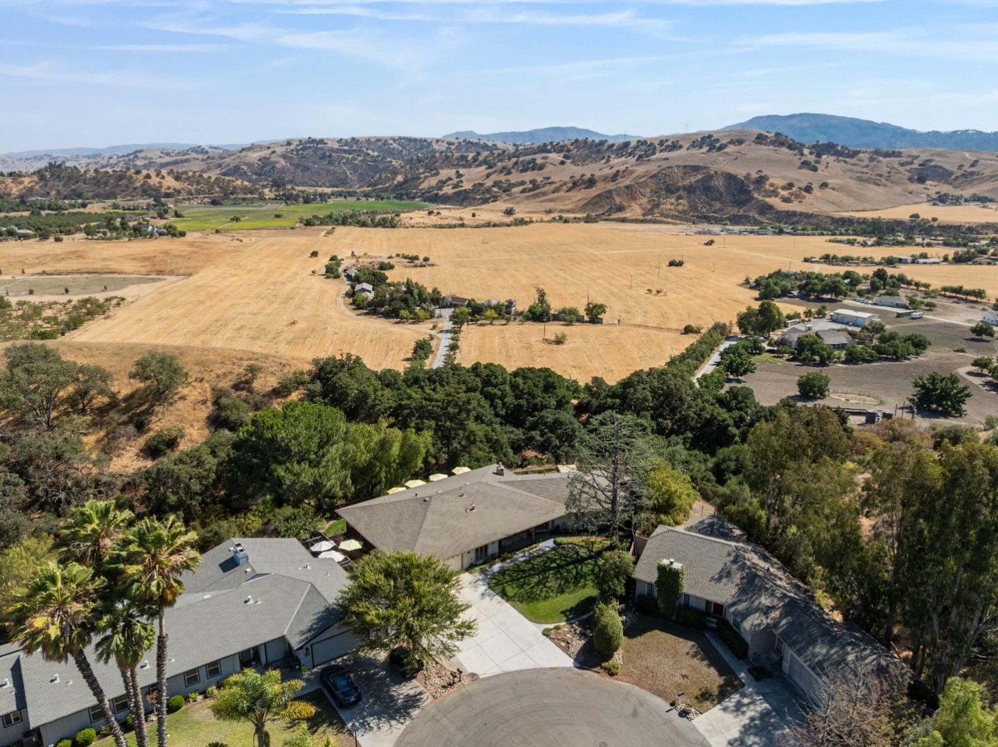 Detail Gallery Image 5 of 54 For 60 Terry Court, Hollister,  CA 95023 - 4 Beds | 2/1 Baths