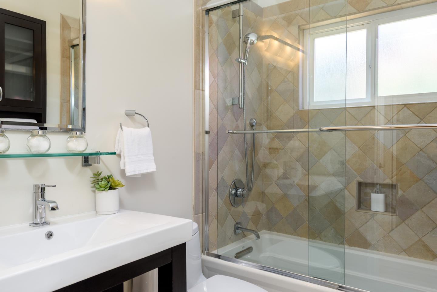 Detail Gallery Image 10 of 17 For 471 Victory Ave, Mountain View,  CA 94043 - 3 Beds | 2 Baths