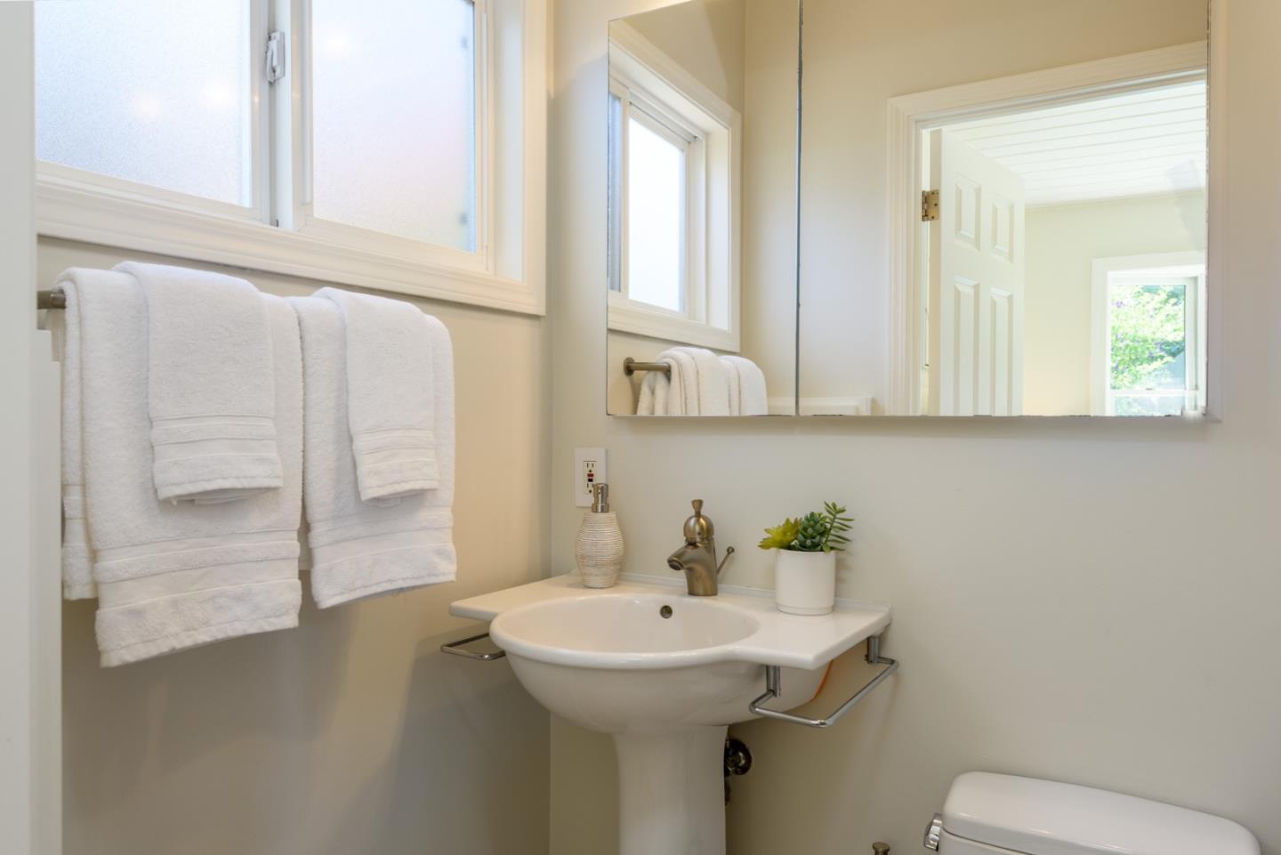 Detail Gallery Image 13 of 17 For 471 Victory Ave, Mountain View,  CA 94043 - 3 Beds | 2 Baths