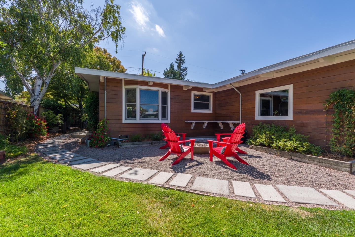 Detail Gallery Image 2 of 17 For 471 Victory Ave, Mountain View,  CA 94043 - 3 Beds | 2 Baths