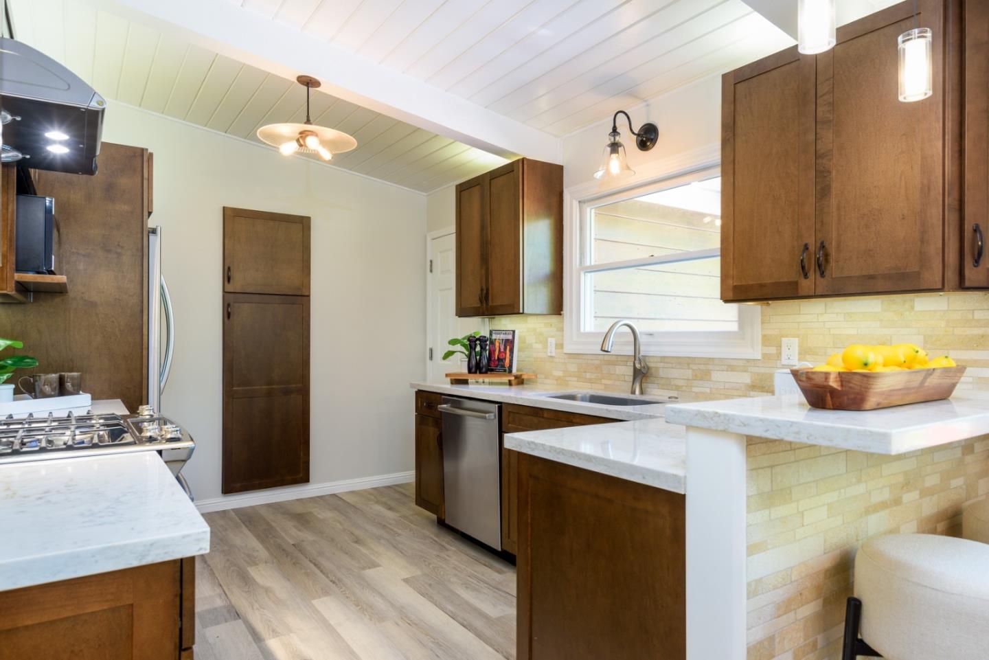Detail Gallery Image 7 of 17 For 471 Victory Ave, Mountain View,  CA 94043 - 3 Beds | 2 Baths