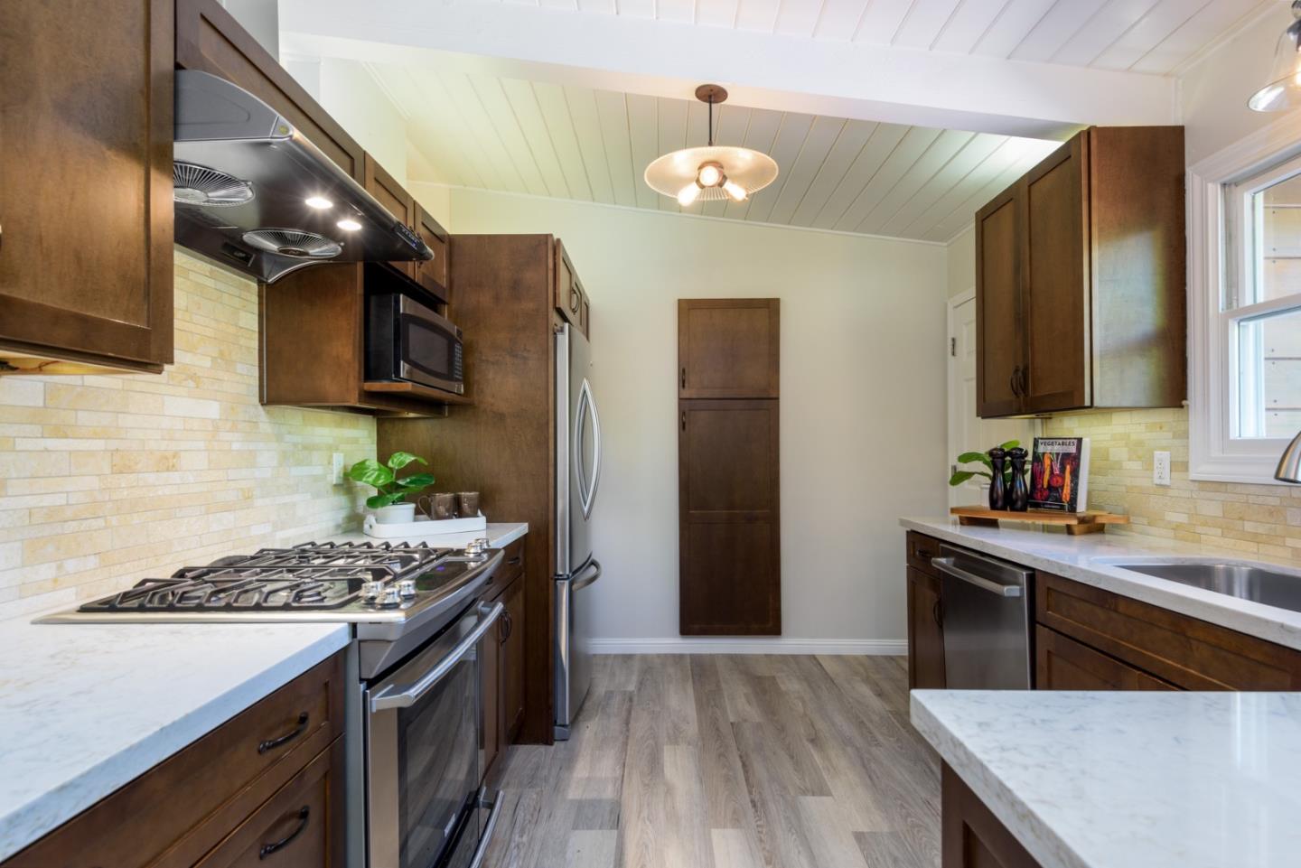Detail Gallery Image 8 of 17 For 471 Victory Ave, Mountain View,  CA 94043 - 3 Beds | 2 Baths