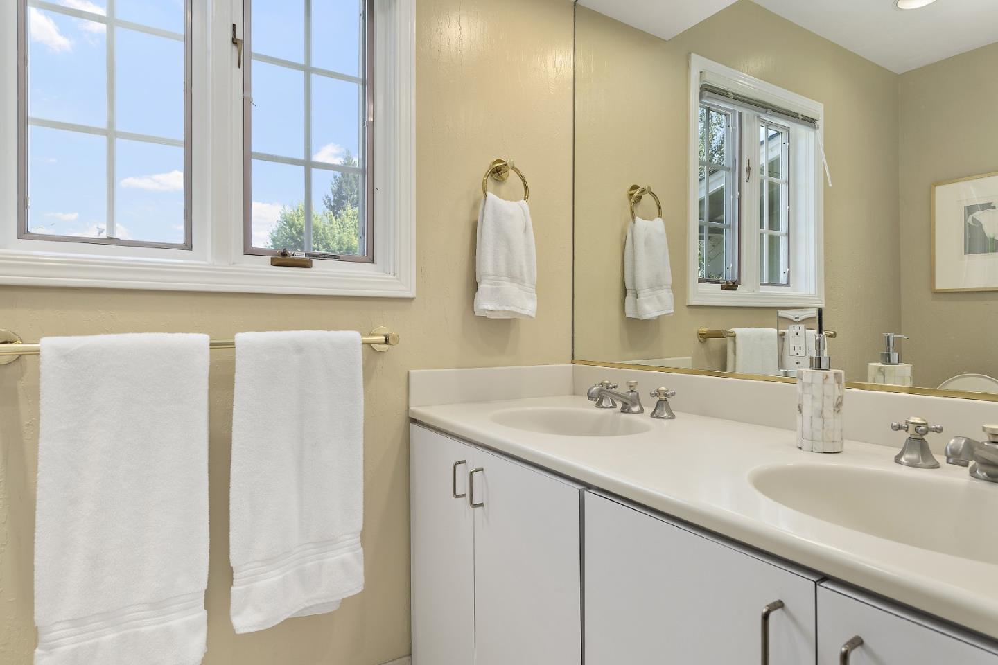 Detail Gallery Image 13 of 35 For 770 Mora Dr, Los Altos,  CA 94024 - 4 Beds | 2/1 Baths