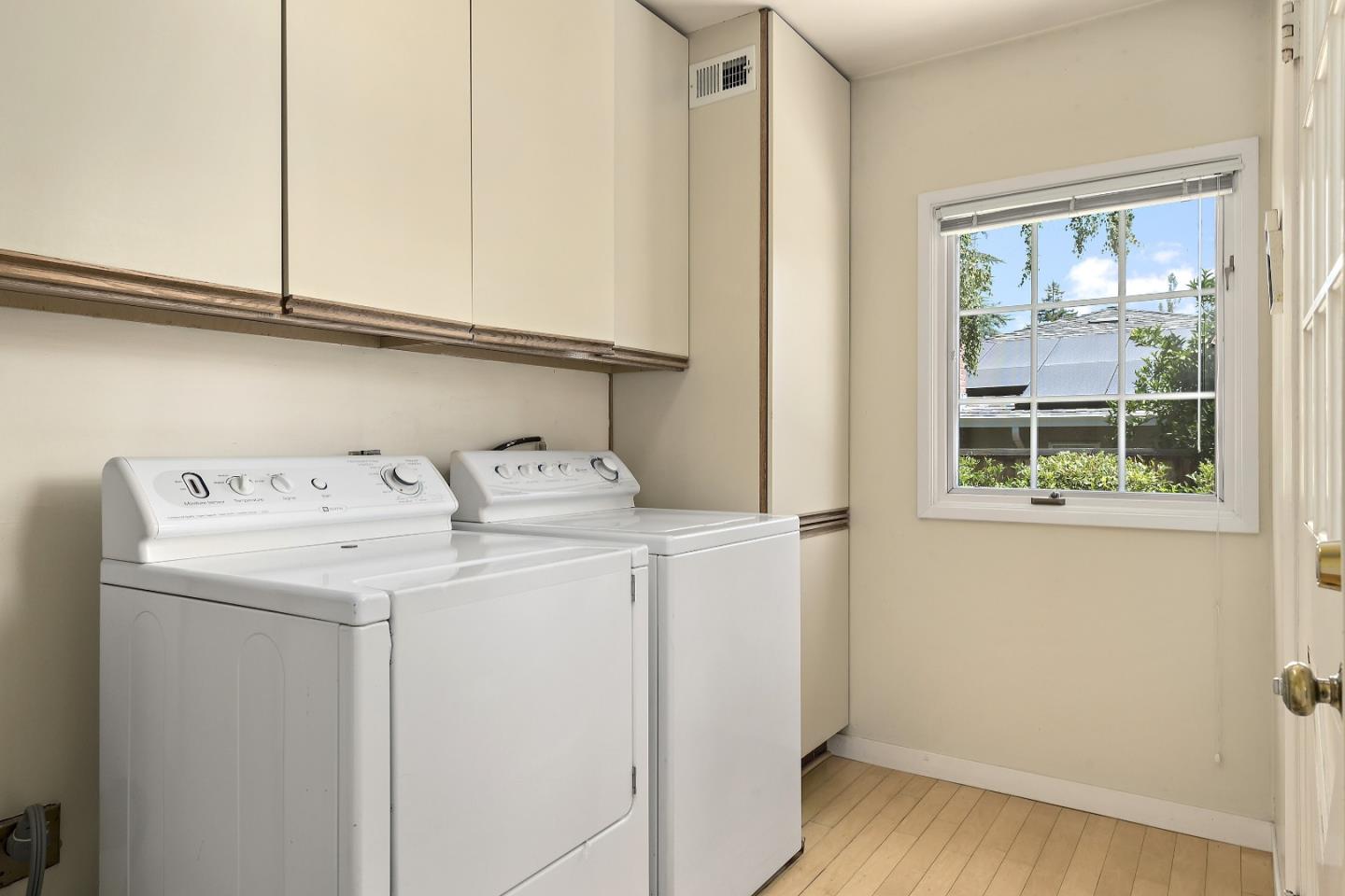 Detail Gallery Image 21 of 35 For 770 Mora Dr, Los Altos,  CA 94024 - 4 Beds | 2/1 Baths