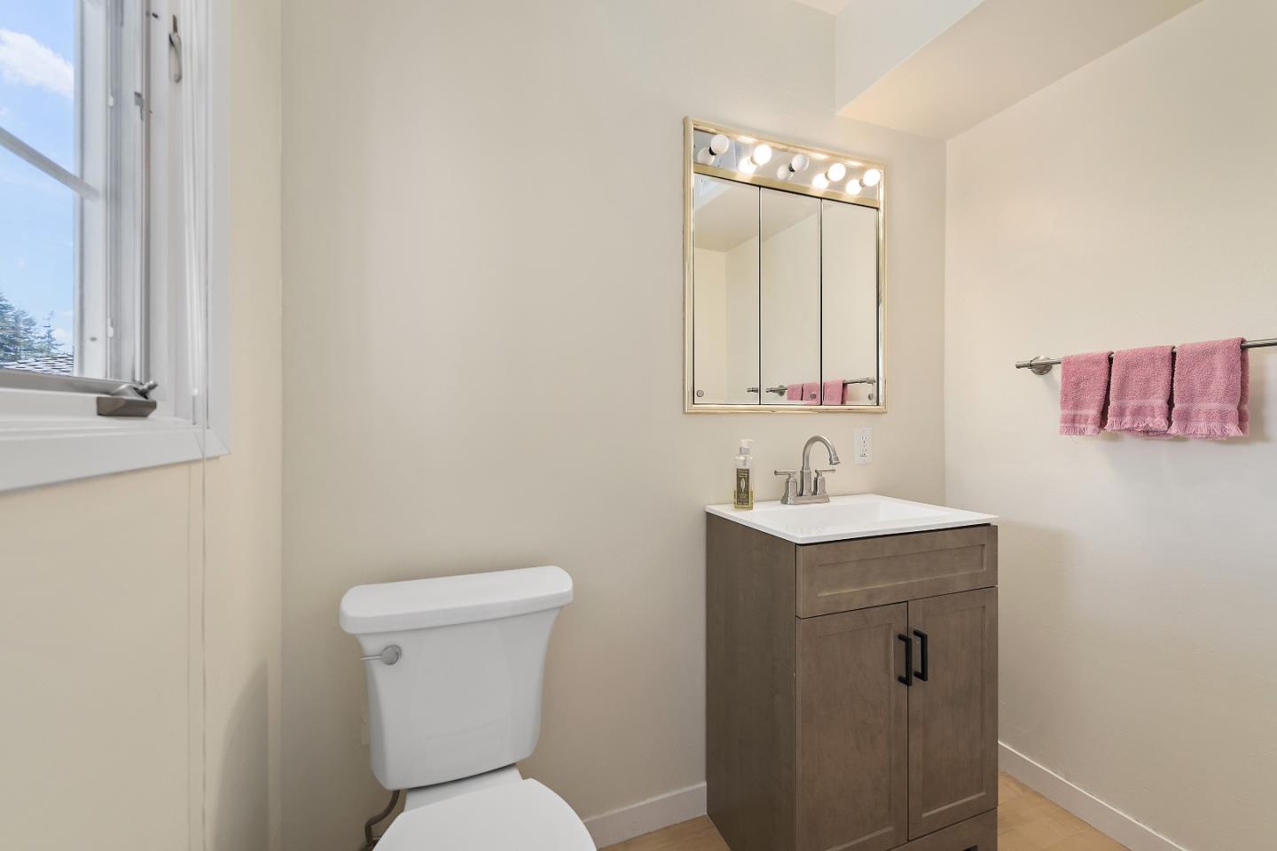 Detail Gallery Image 22 of 35 For 770 Mora Dr, Los Altos,  CA 94024 - 4 Beds | 2/1 Baths