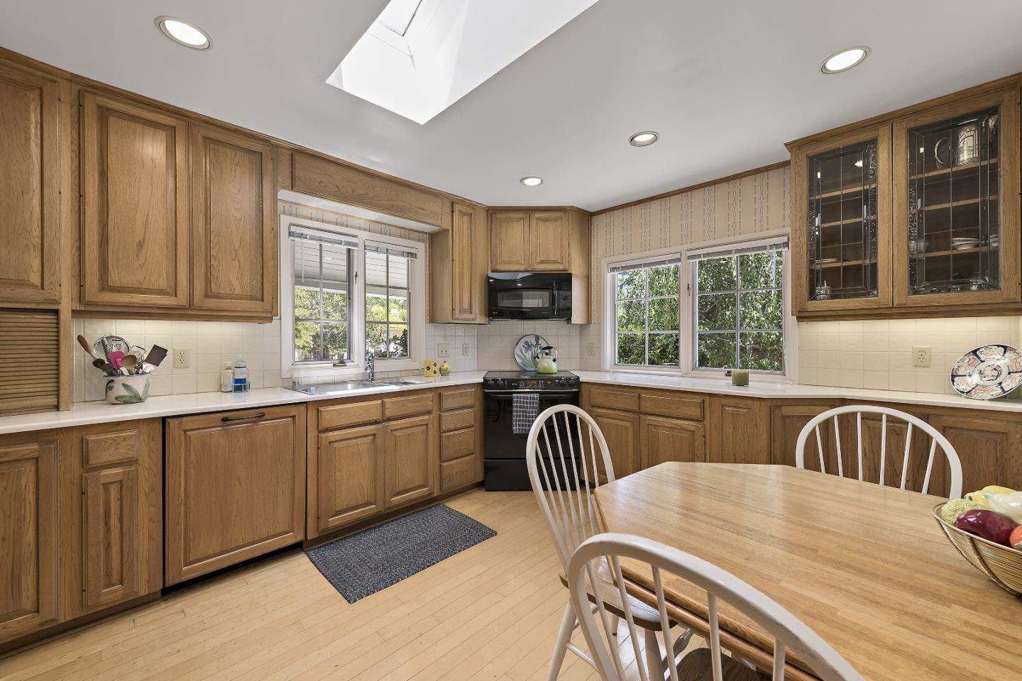 Detail Gallery Image 5 of 35 For 770 Mora Dr, Los Altos,  CA 94024 - 4 Beds | 2/1 Baths